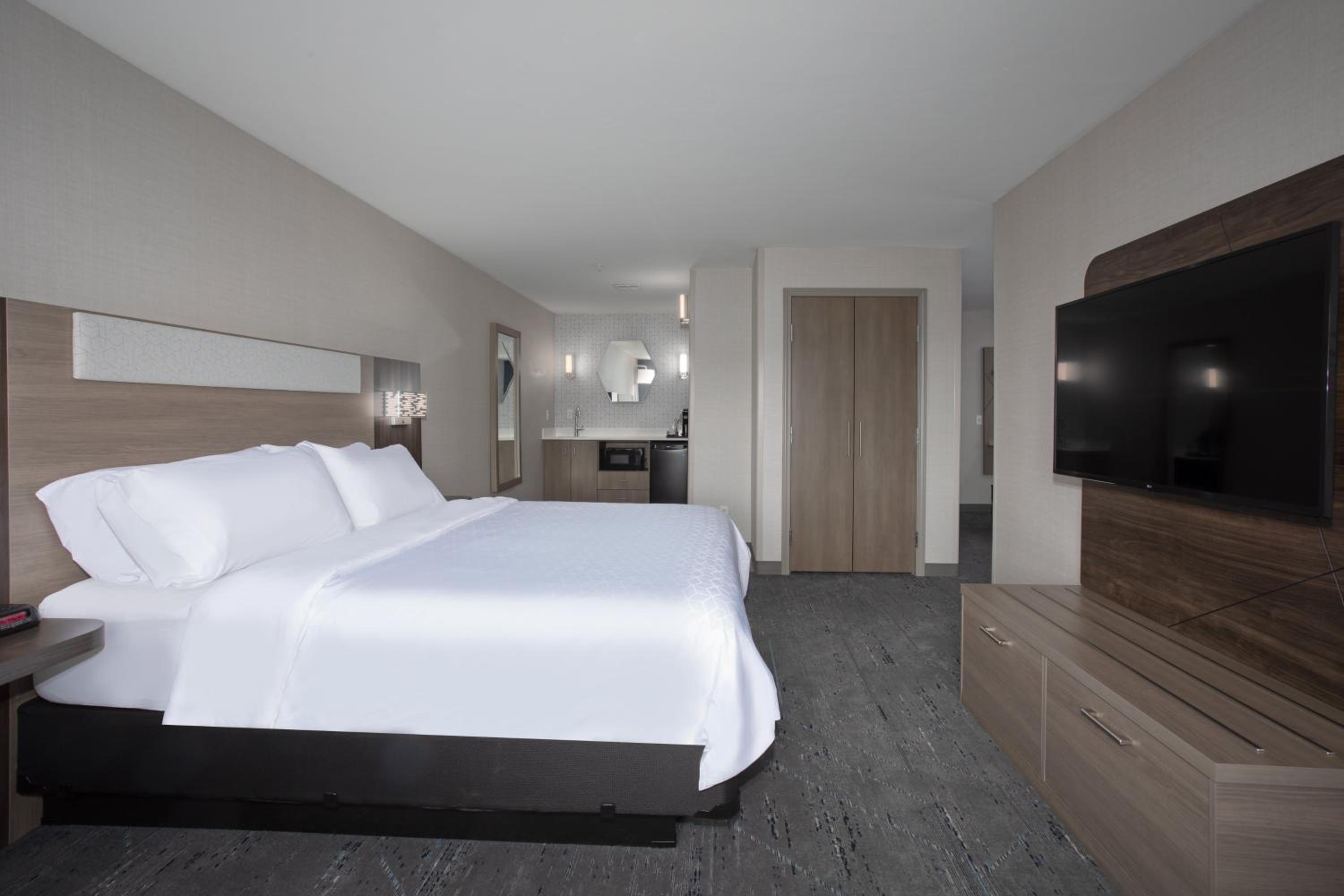 King Room with Sofa Bed - Photo 3