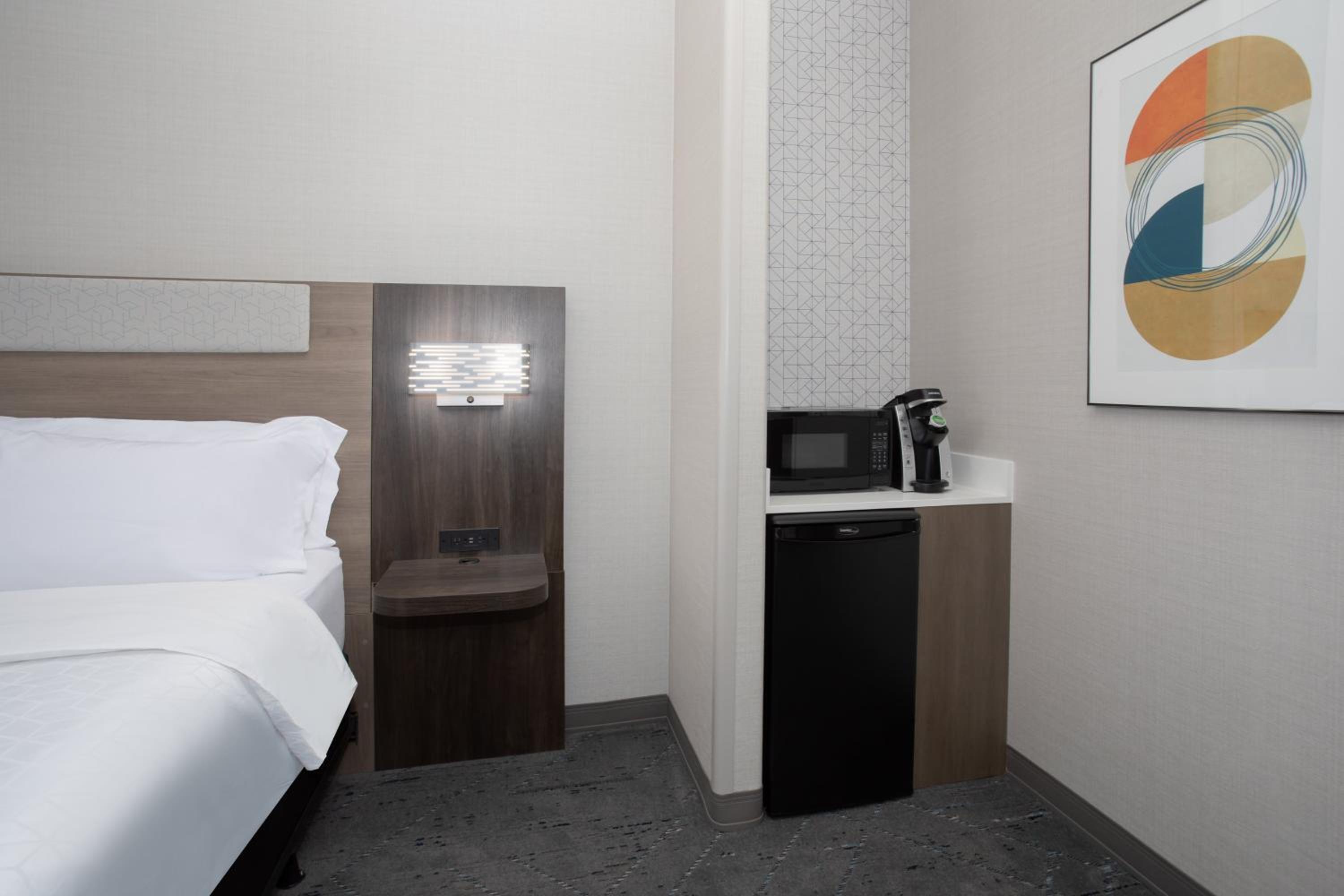 King Room - Mobility Access/Hearing Accessible - Photo 3