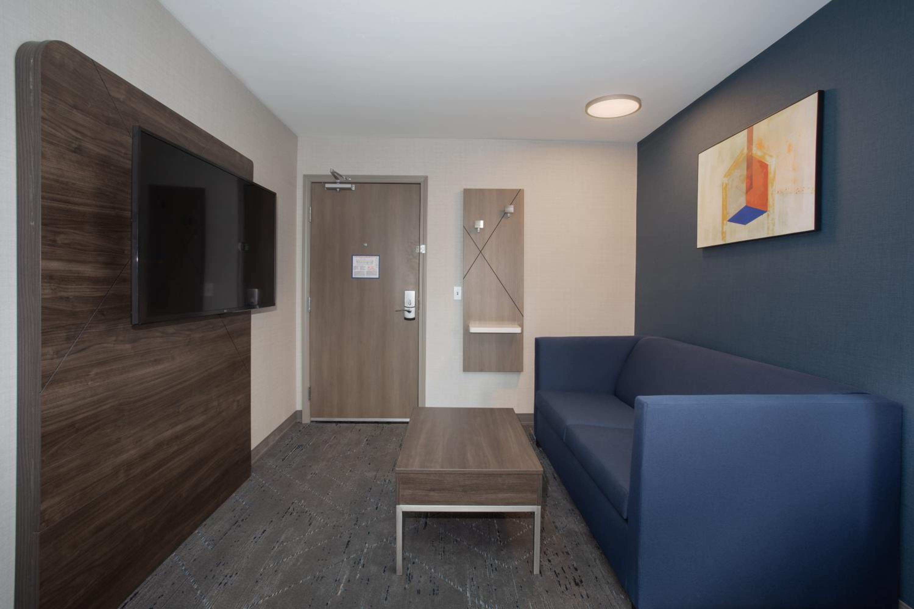 King Room with Sofa Bed - Photo 4