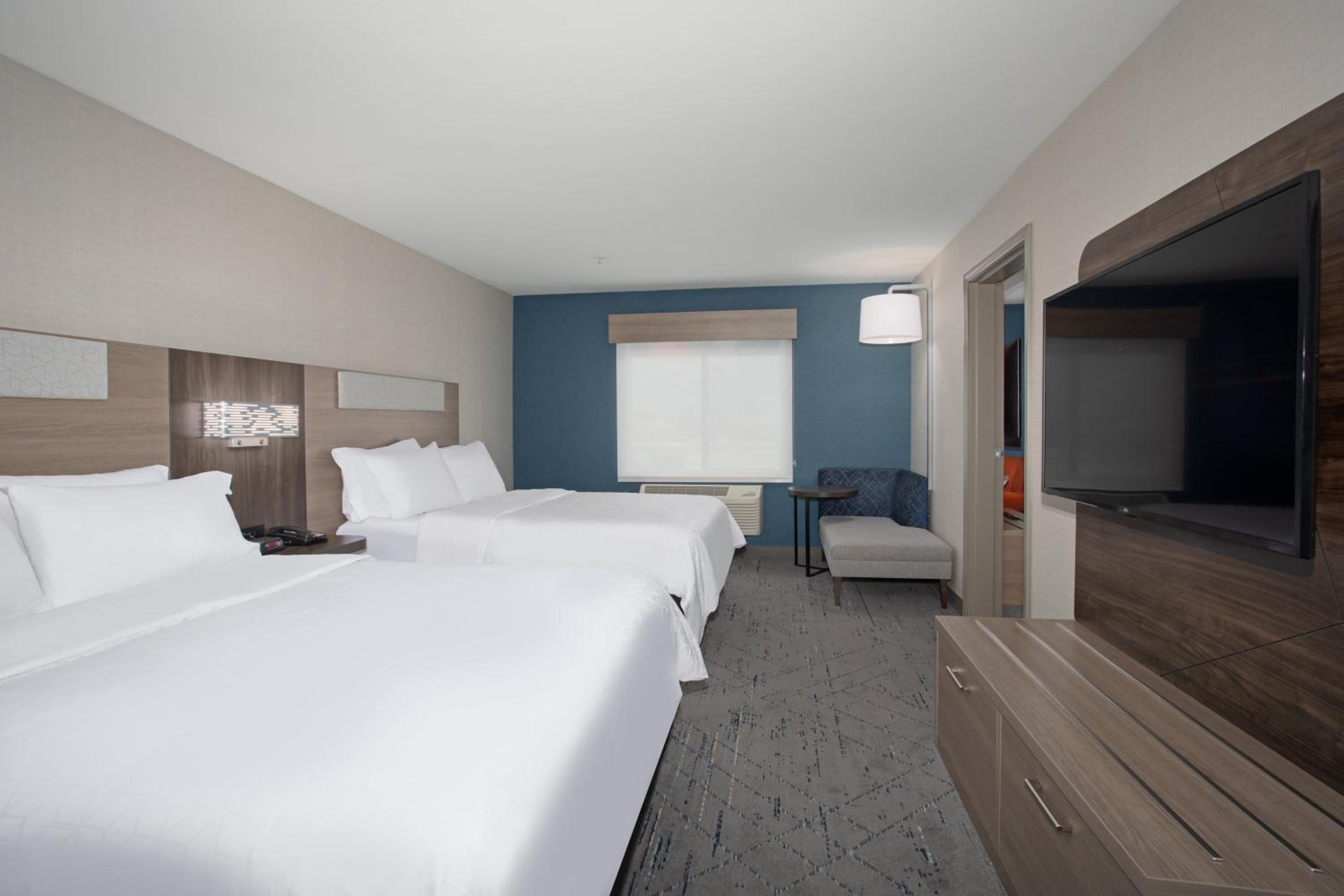 Standard Room with Two Queen Beds - Photo 1