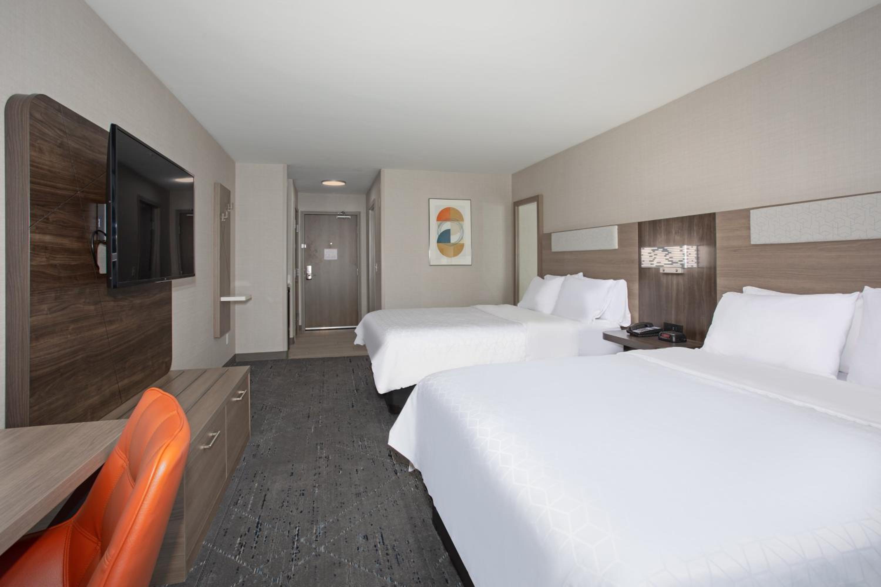 Standard Room with Two Queen Beds - Photo 4