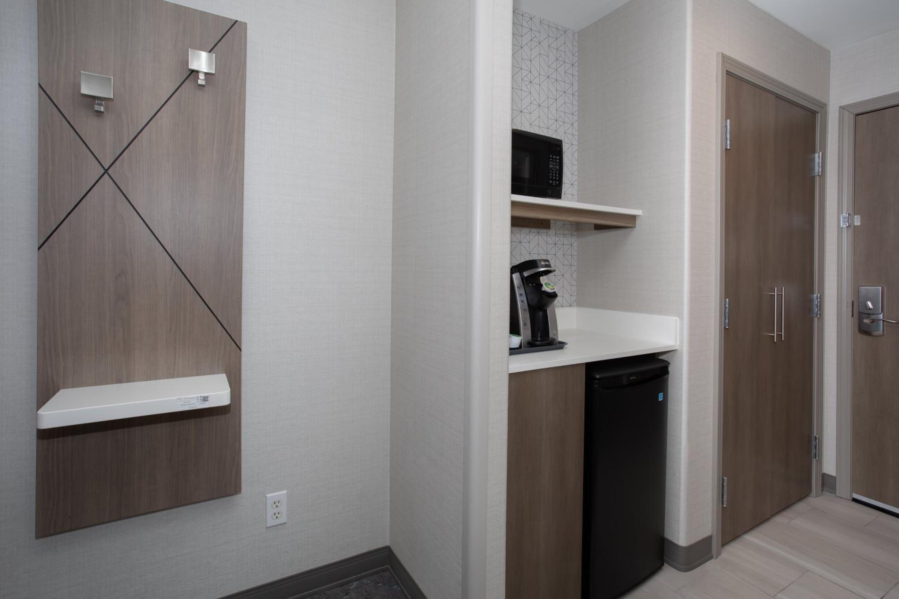Standard Room with Two Queen Beds - Photo 5