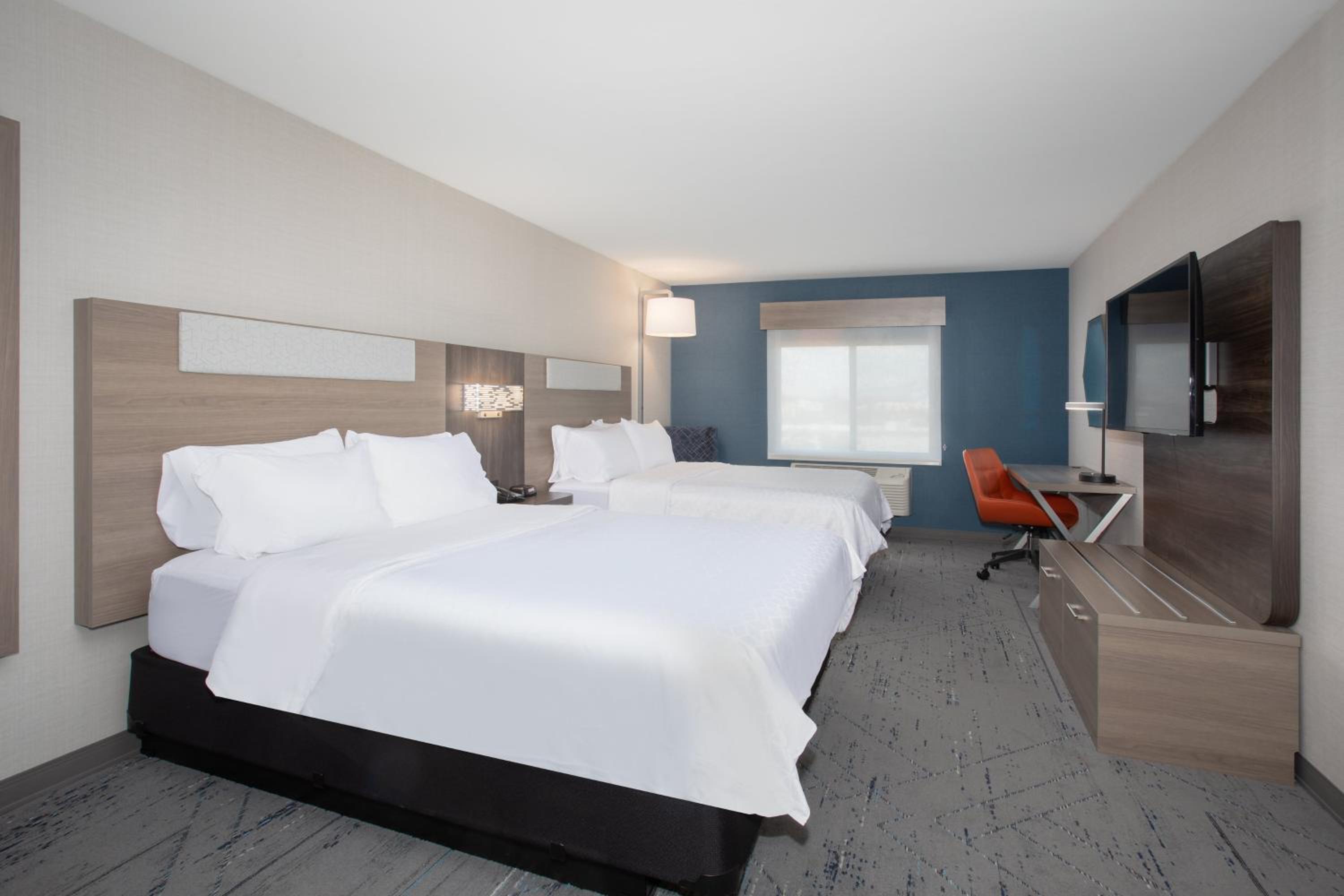 Standard Room with Two Queen Beds - Photo 3
