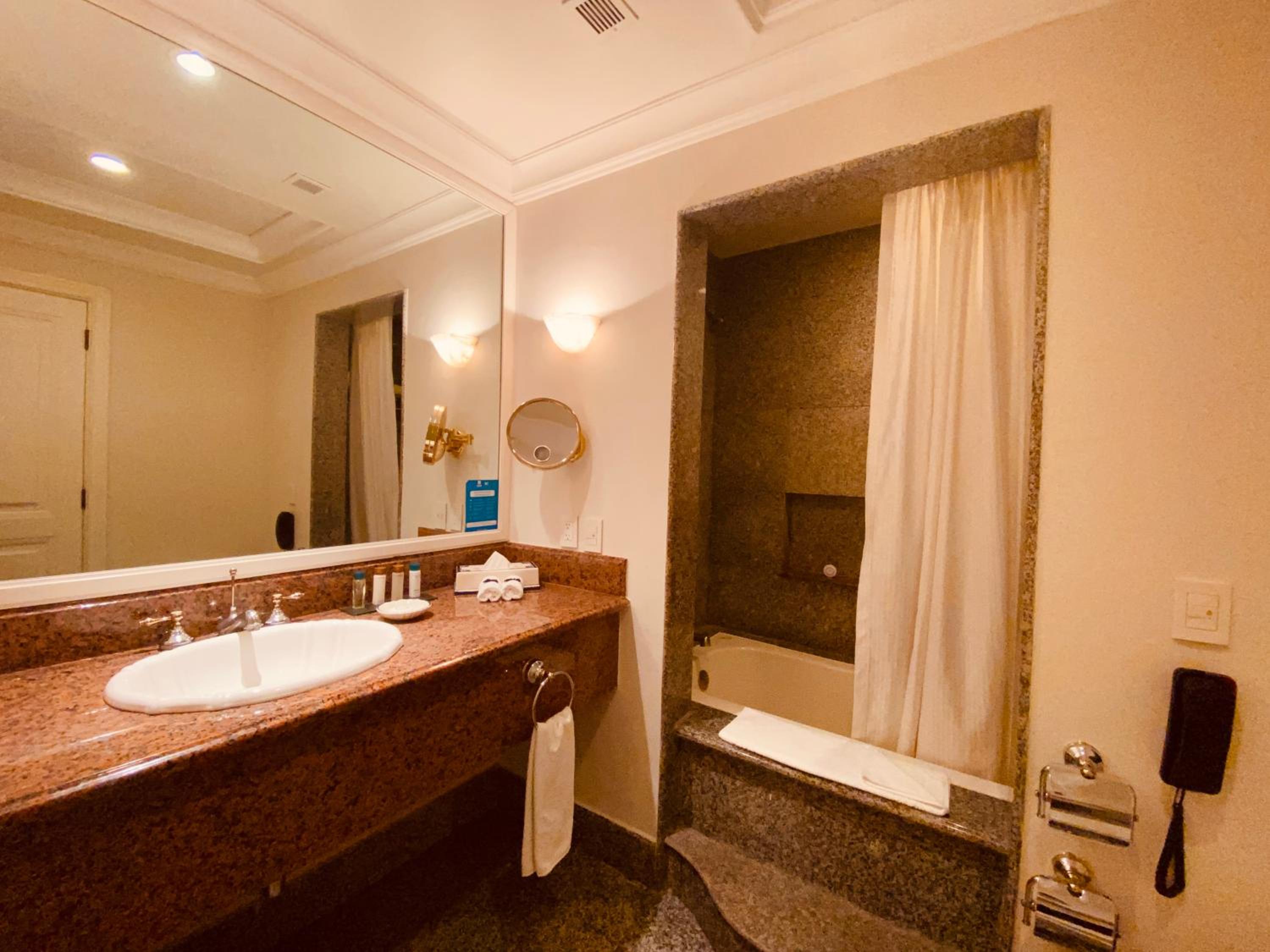 Classic Suite with Two Double Beds - Non Smoking - Photo 3