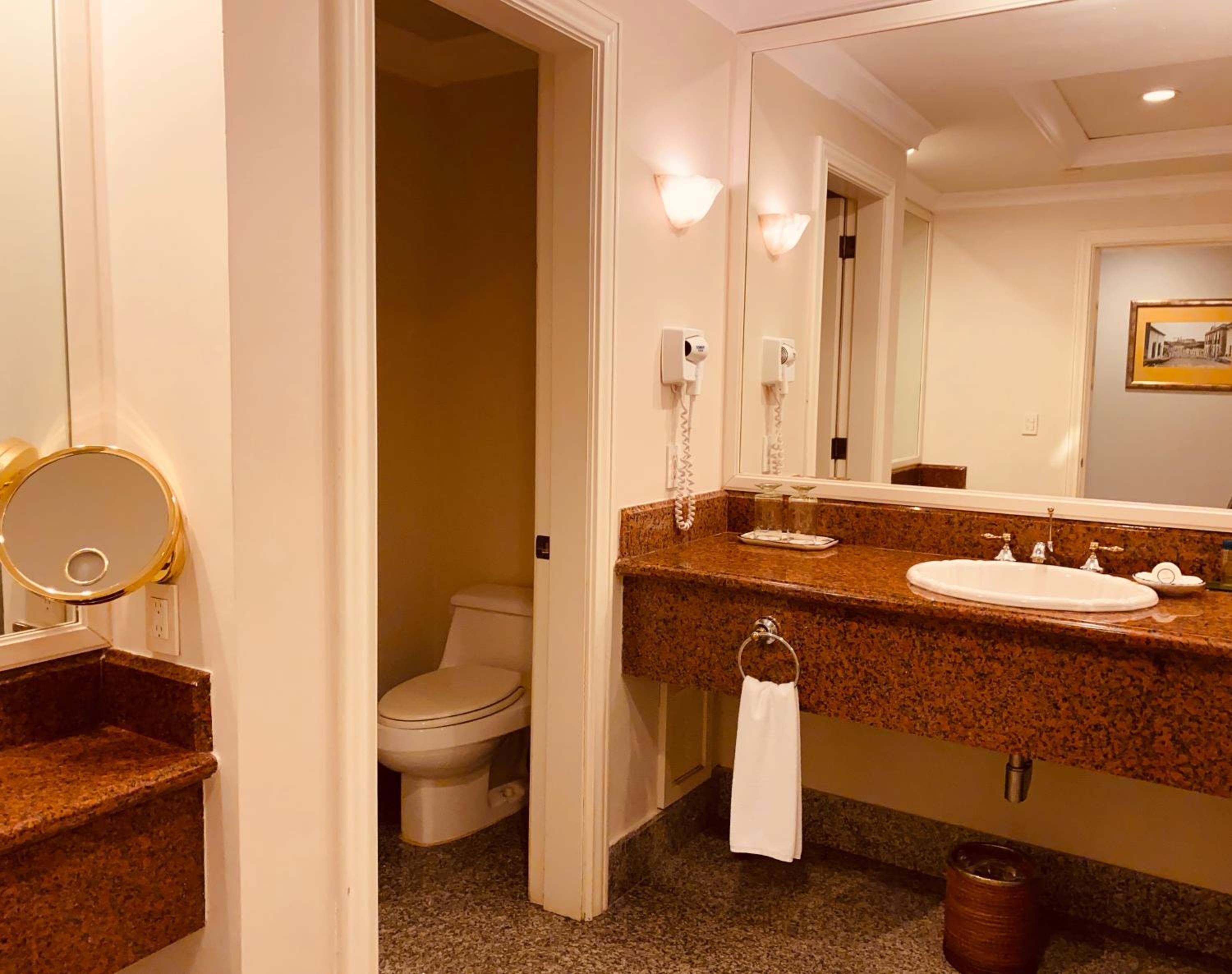 Luxury Suite with Two Double Beds - Non Smoking - Photo 4