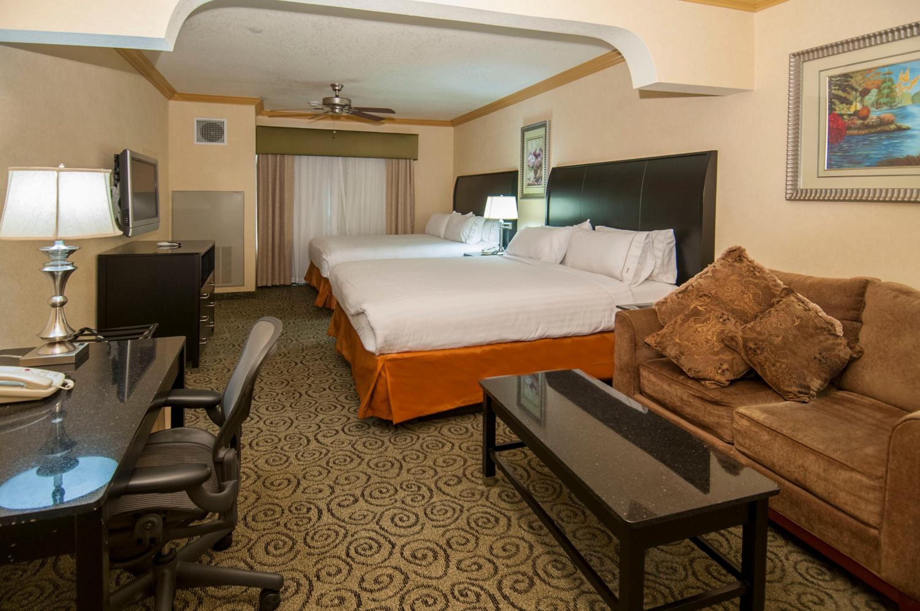 Queen Suite With Two Queen Beds
