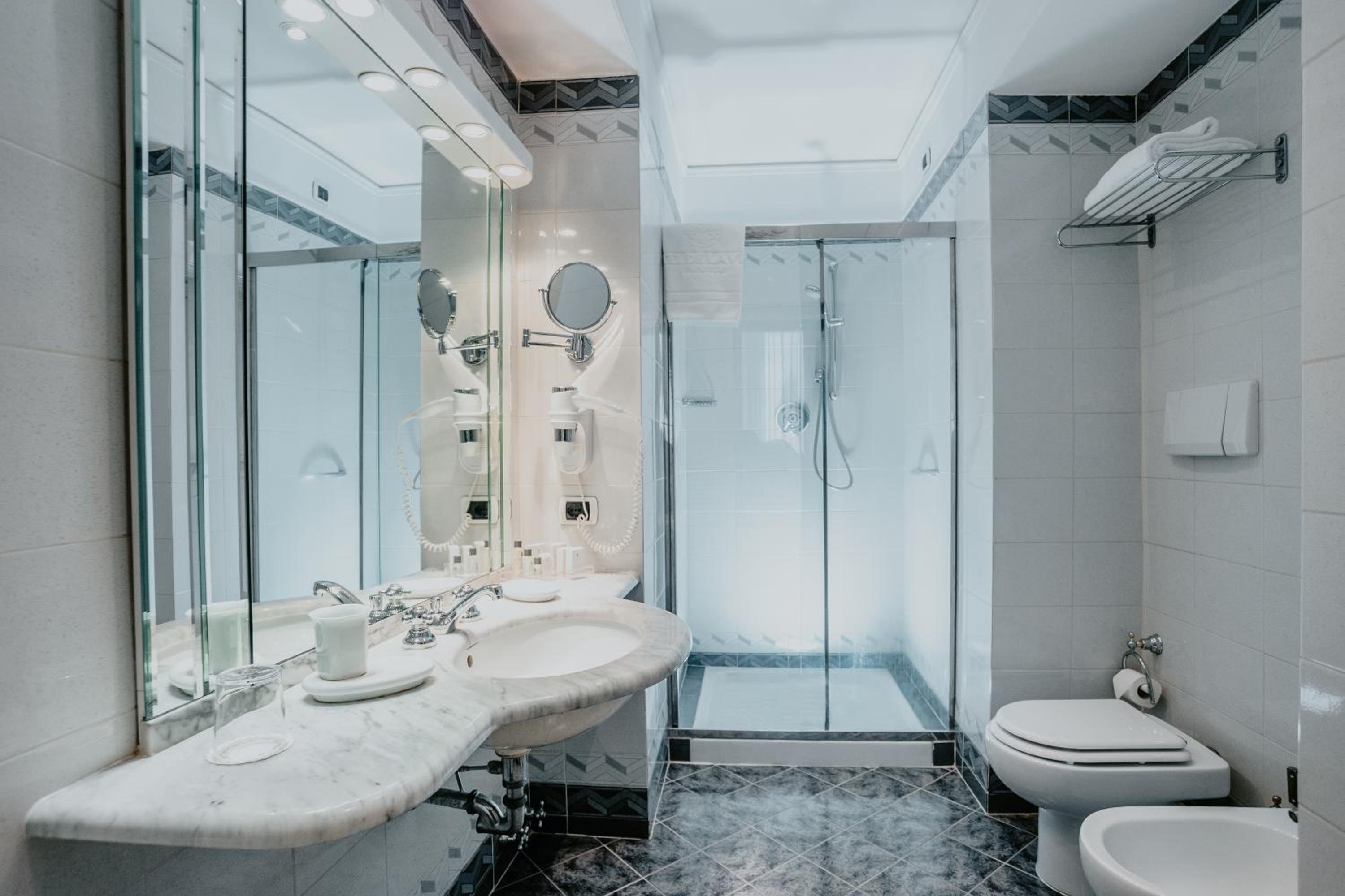 Classic Double or Twin Room - Photo 6