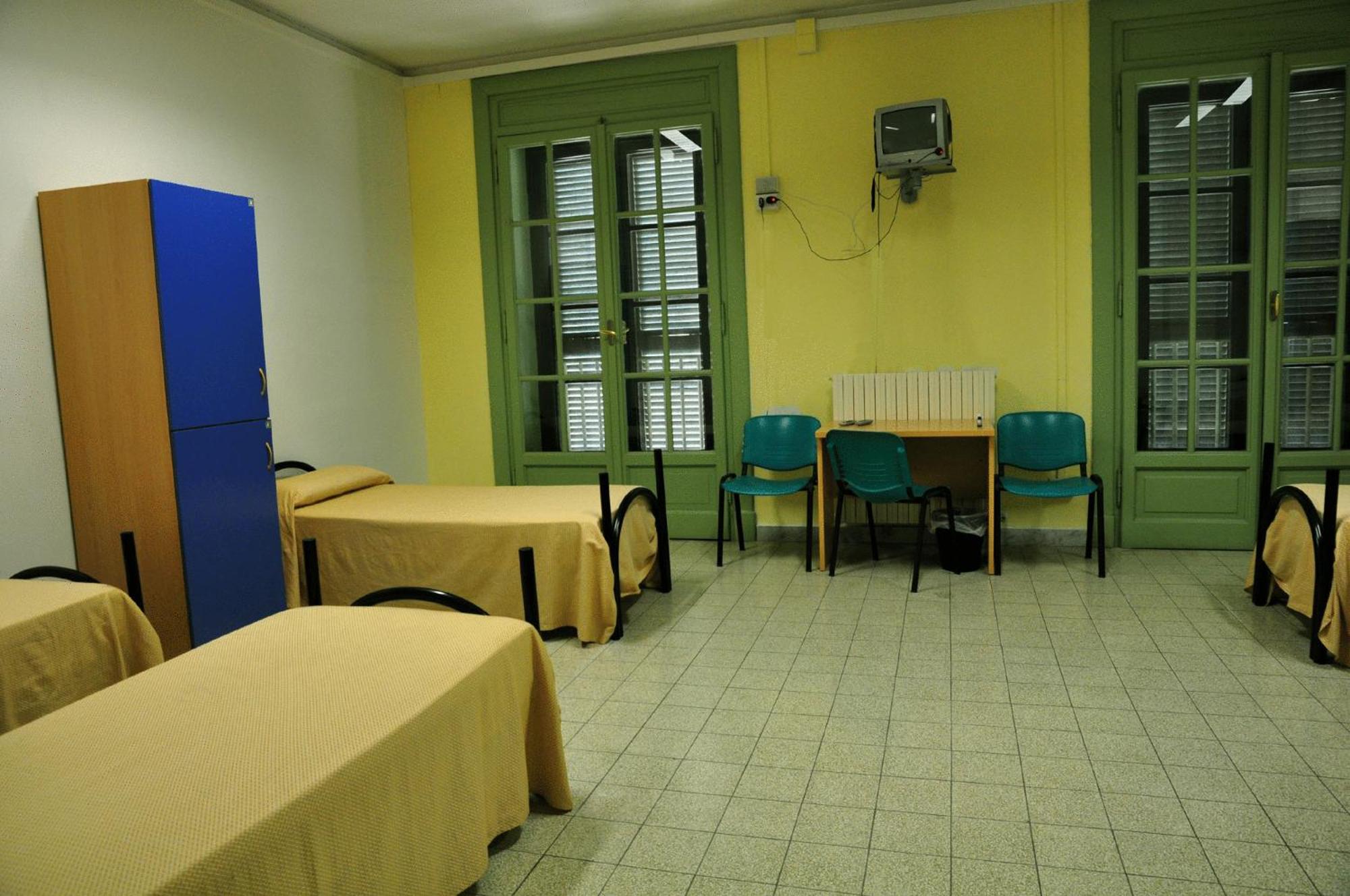 Single Bed in Six Bedroom Male Dormitory Room photo 3