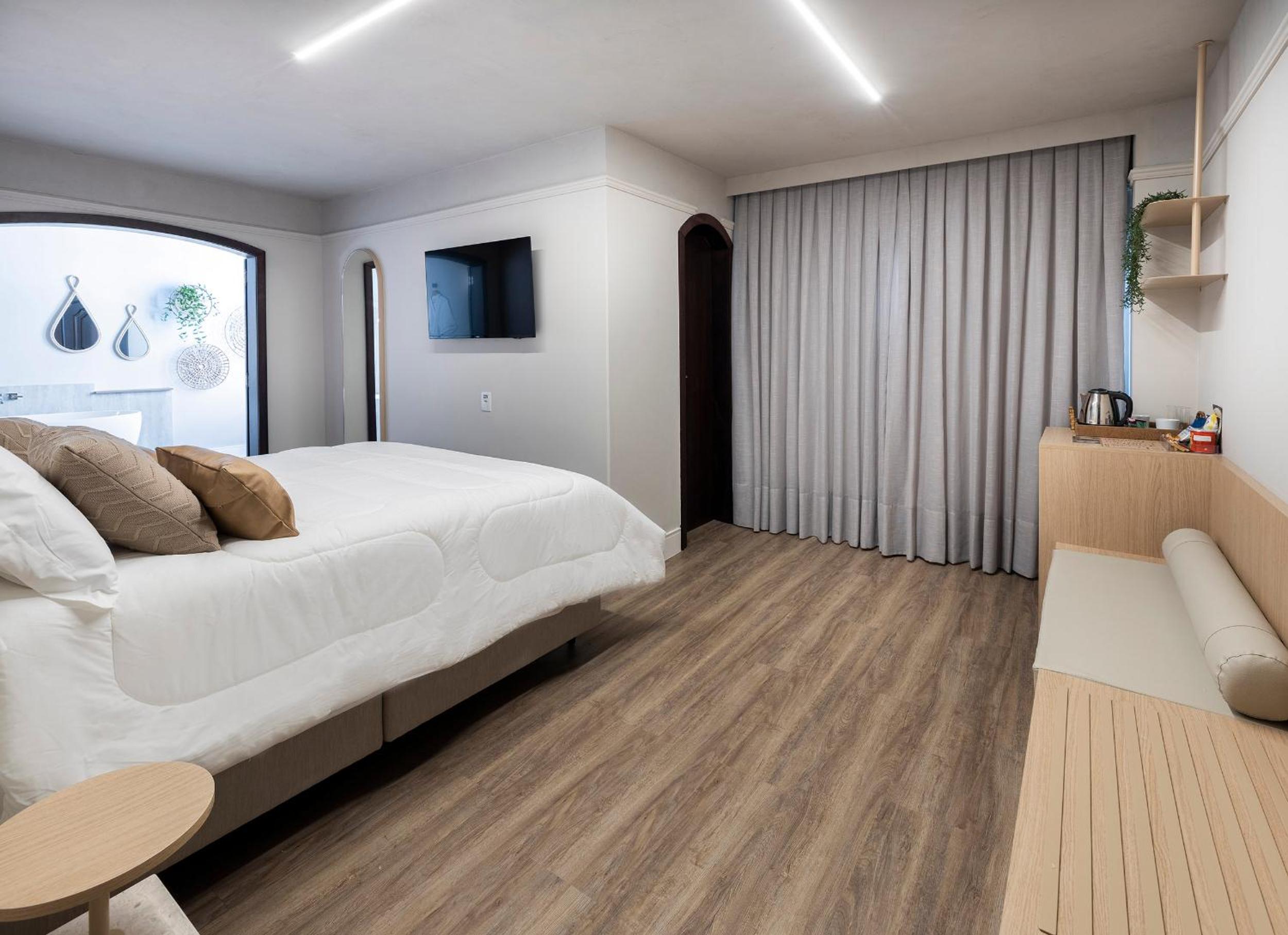 Deluxe Double Room with Balcony photo 3