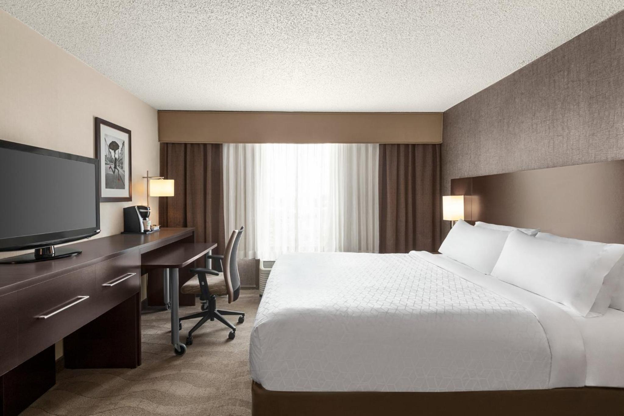 Standard King Room with Sofa Bed - Photo 5