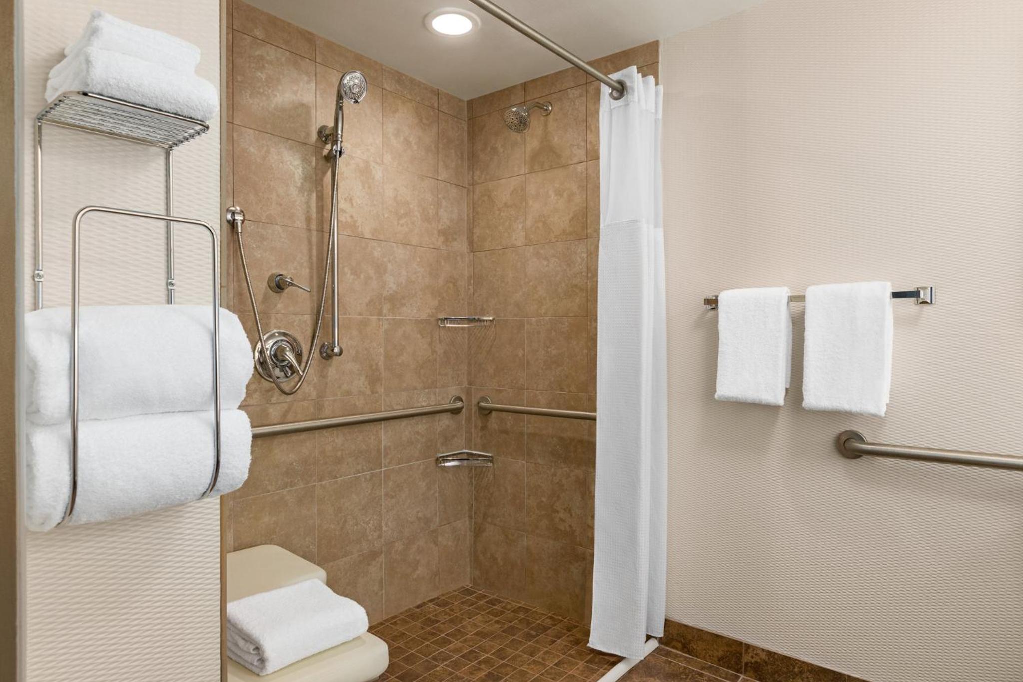 Deluxe Single Room with Roll In Shower - Disability Access photo 3