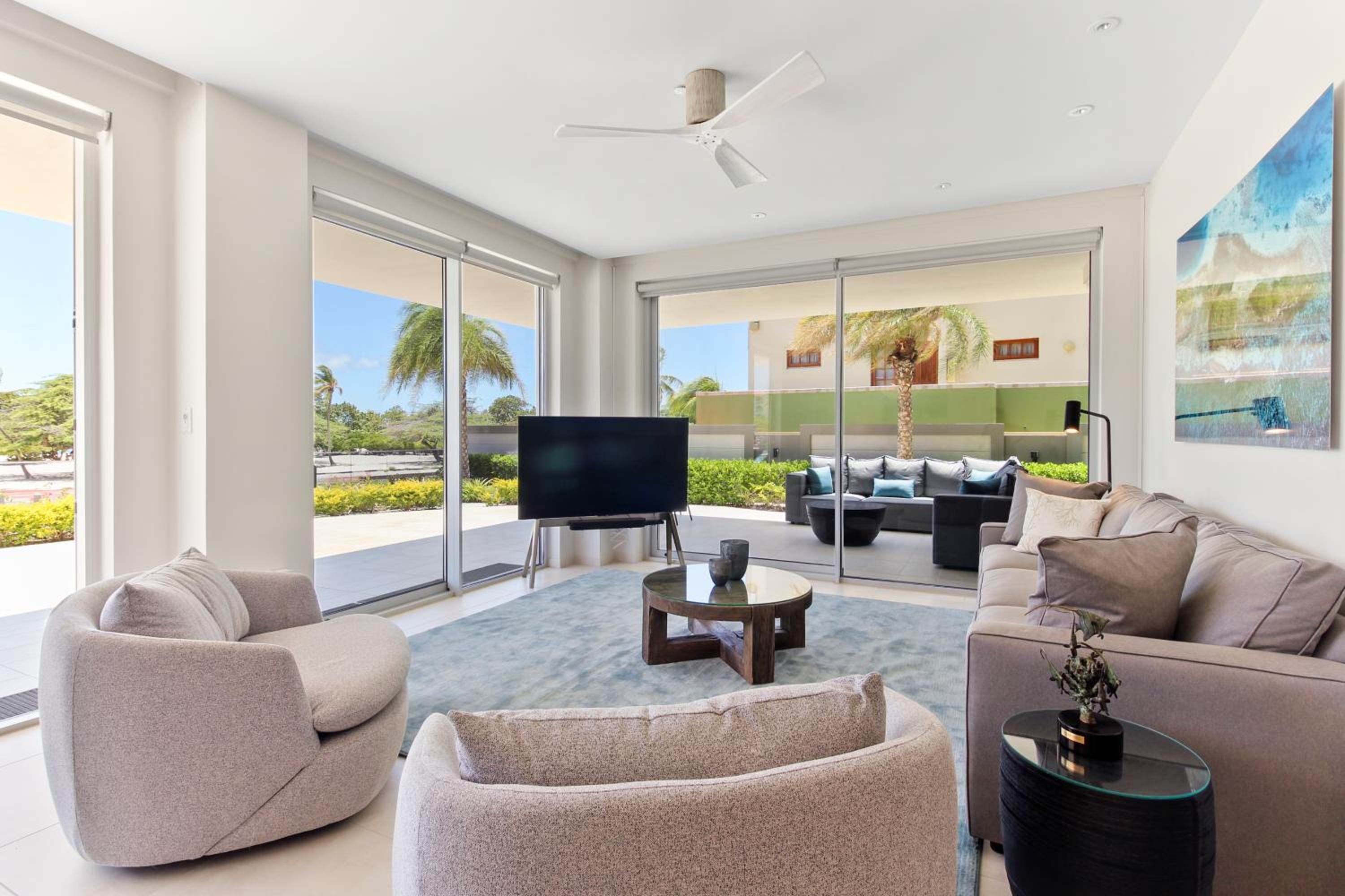 Apartment With Pool View