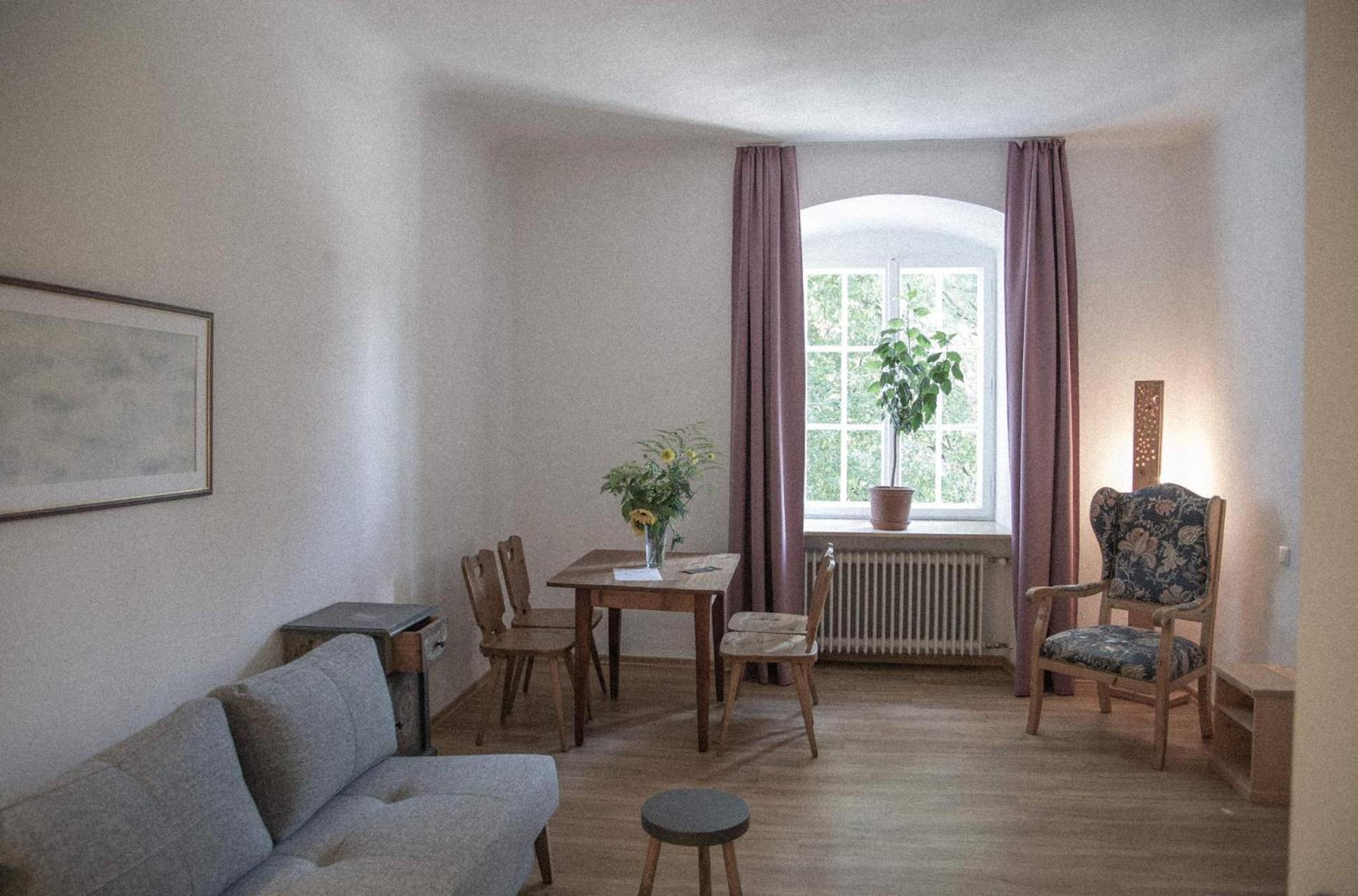 Suite - Photo 1