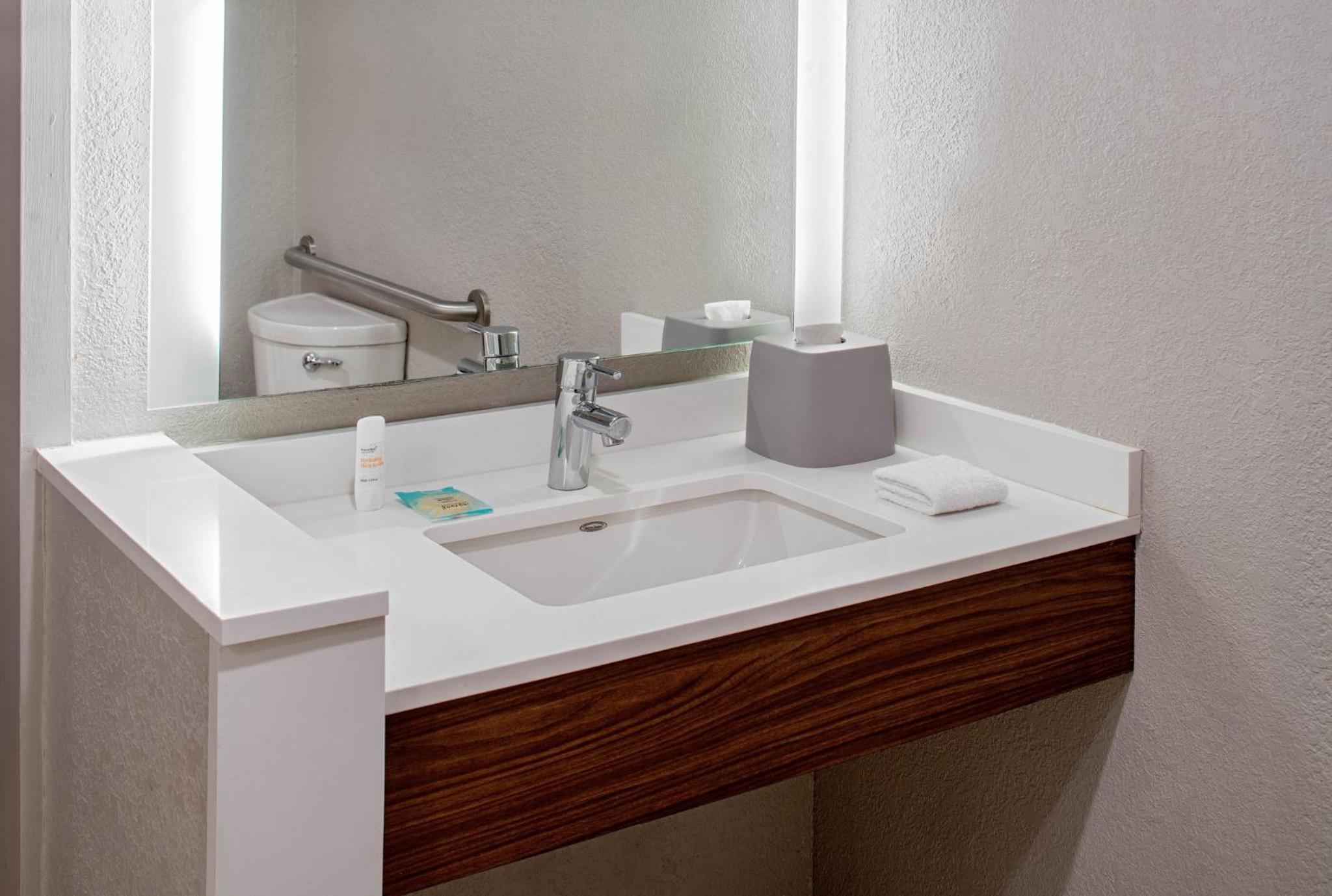 King Room - Mobility Access/Hearing Accessible - Photo 4
