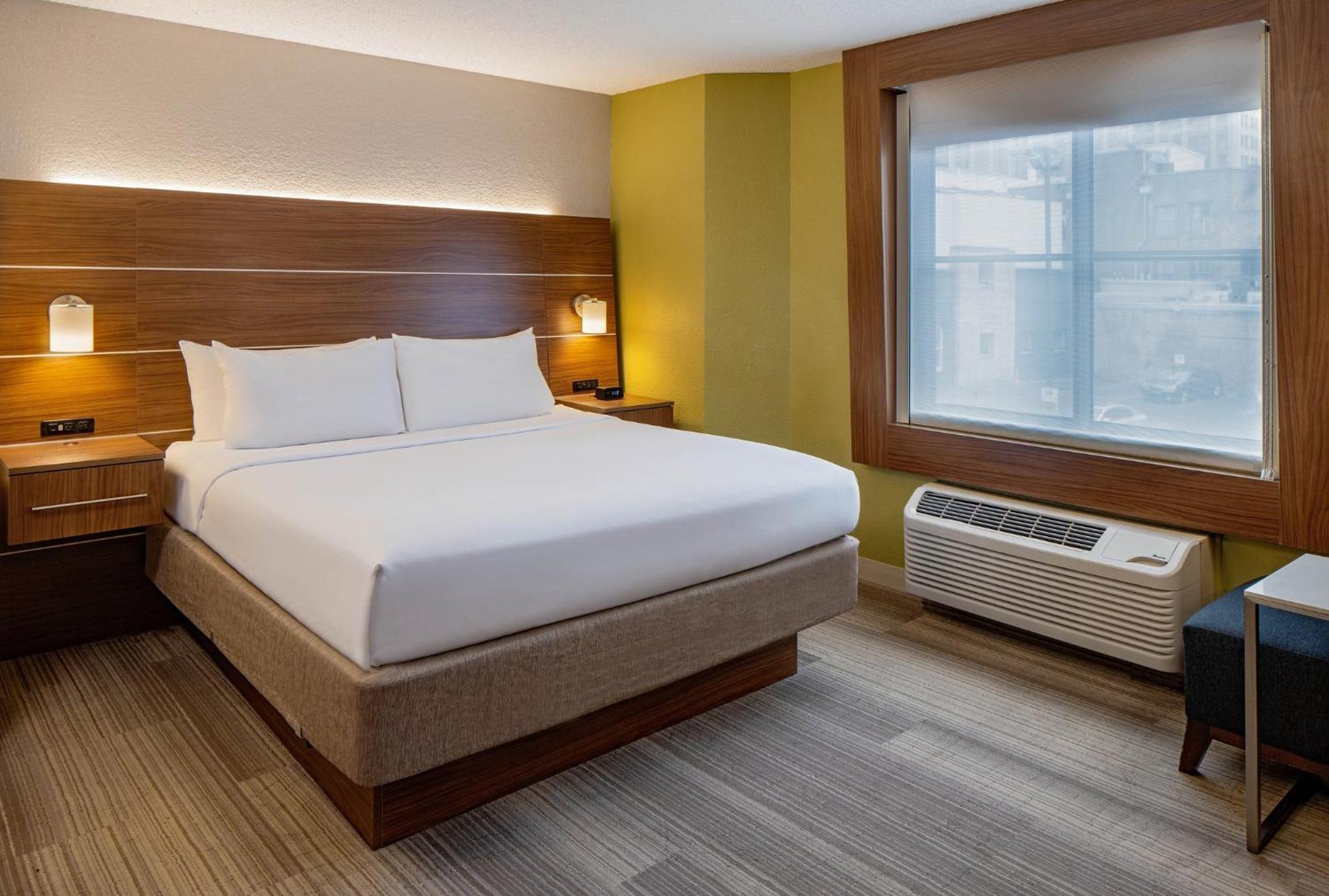 Standard King Room with Extra Floor Space - Photo 2