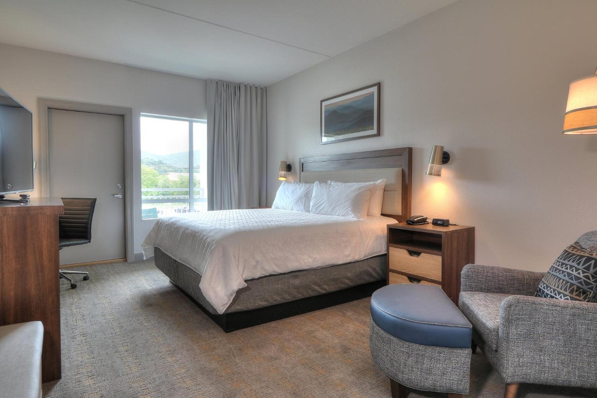 King Room with Parkway Balcony - Non-Smoking - Photo 5