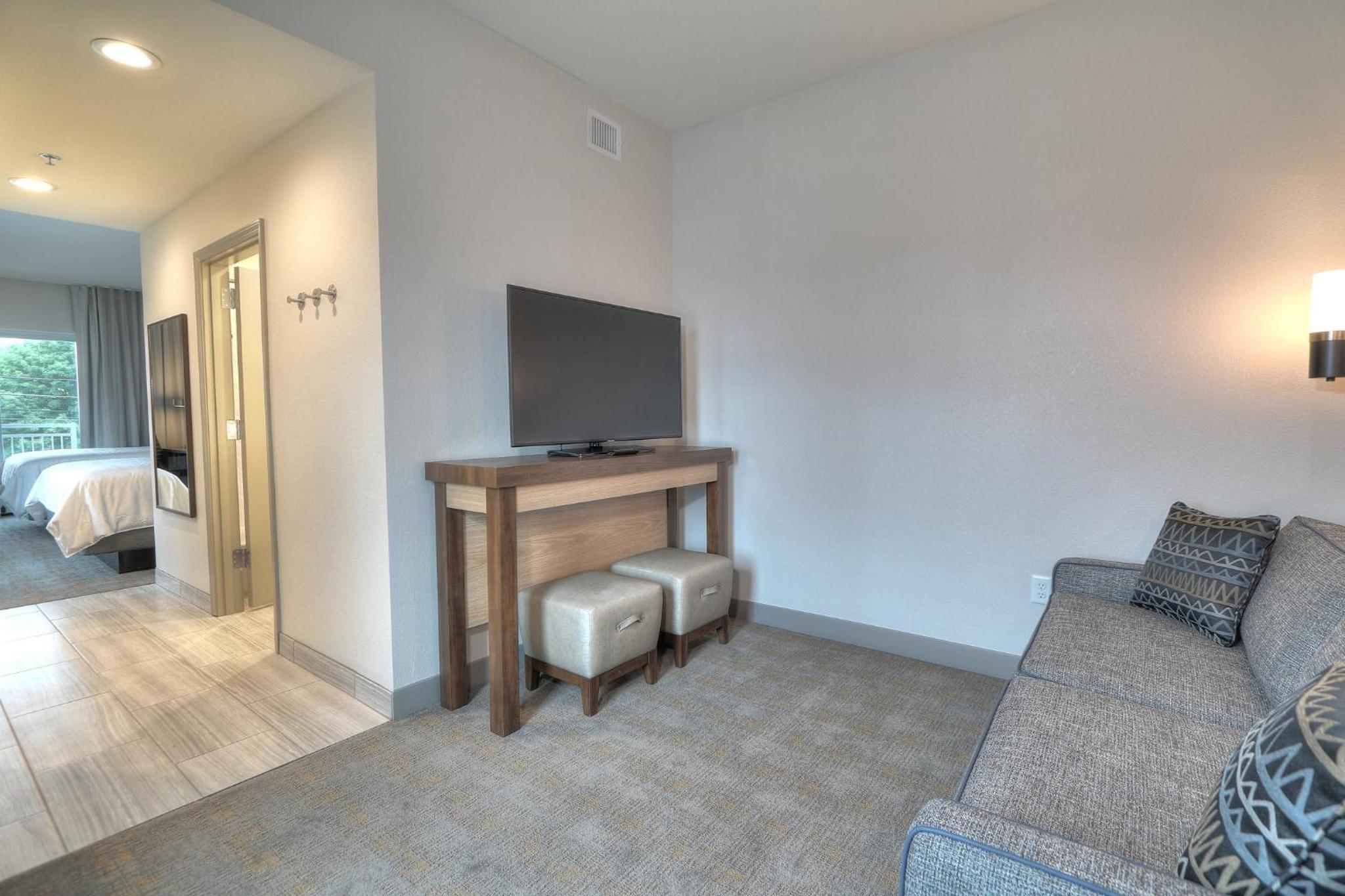 One-Bedroom Suite with Two Queen Beds, Sofa Bed and Balcony - Photo 6