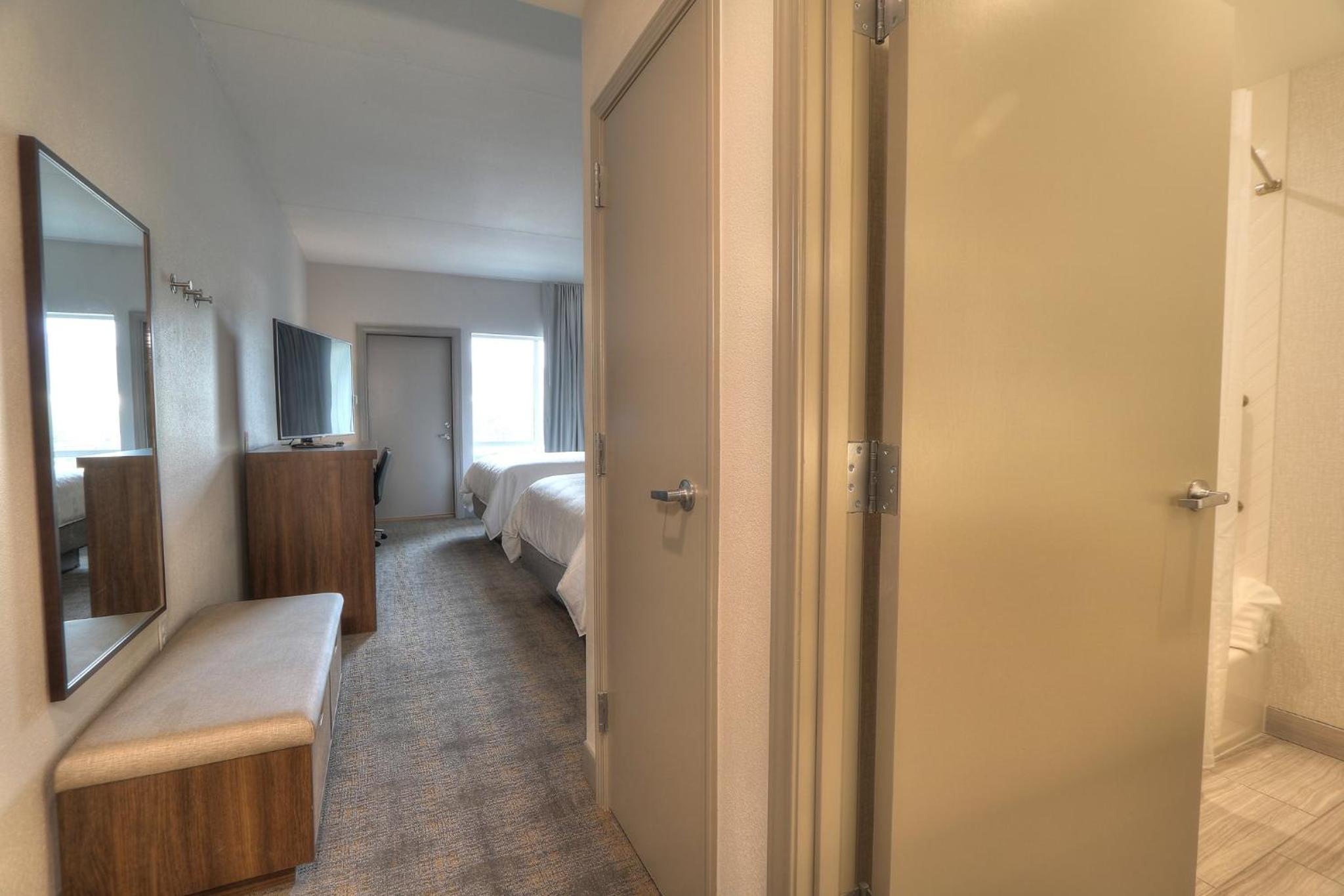 Queen Room with Two Queen Beds and Parkway Balcony - Non-Smoking - Photo 7