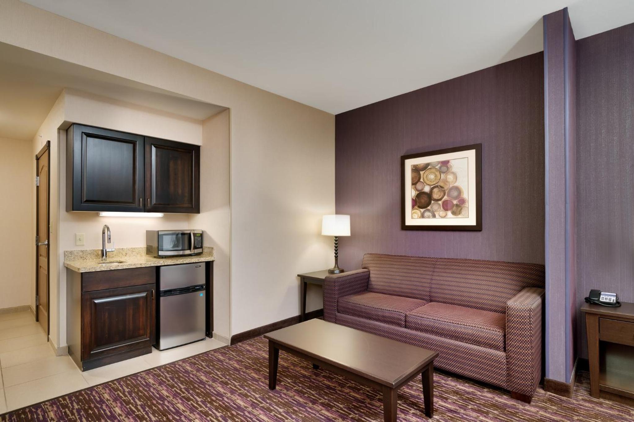 Suite with Mobility Accessible Tub - Non-Smoking