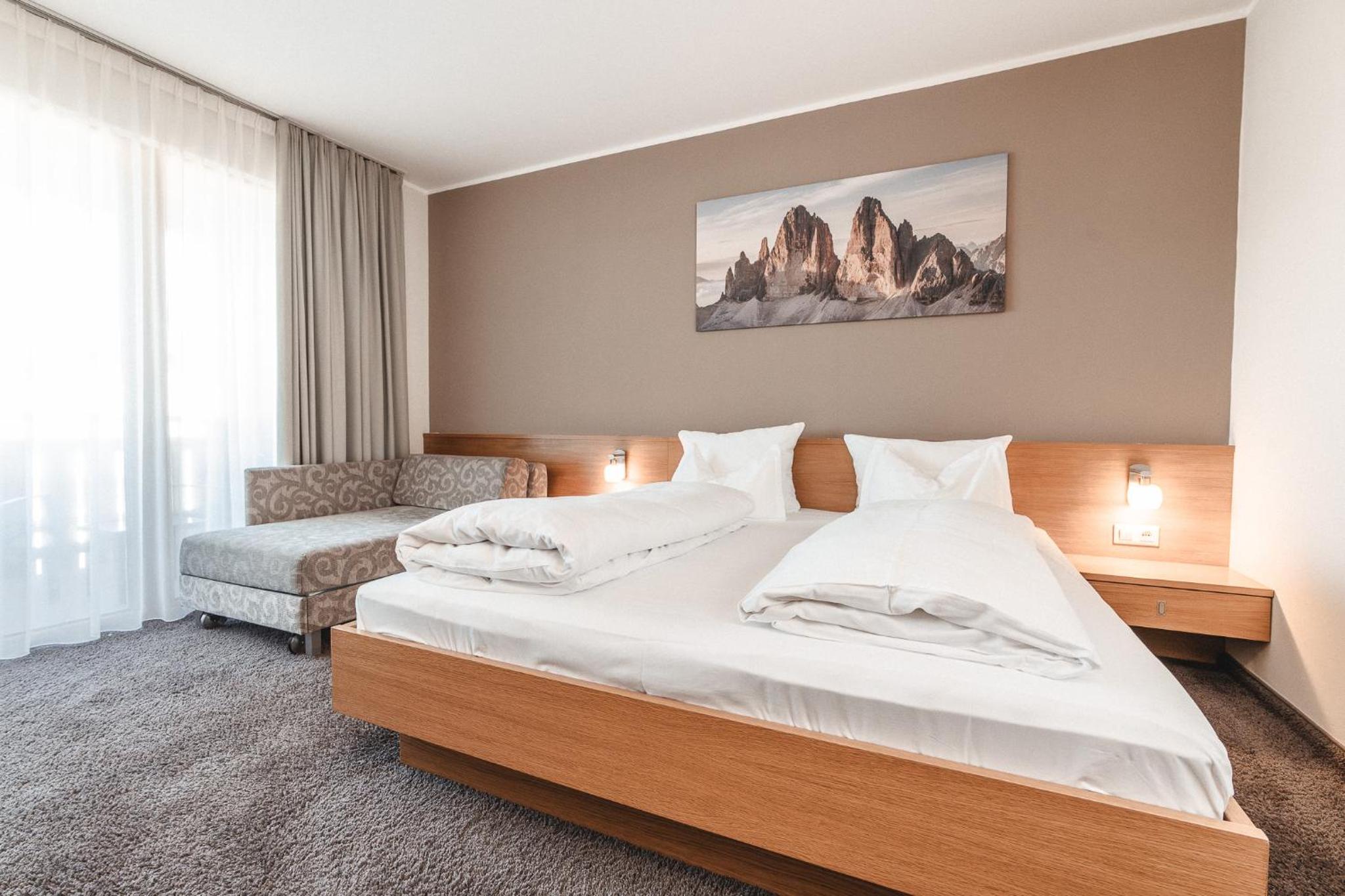 Deluxe Double Room (2 Adults + 1 Child) photo 1
