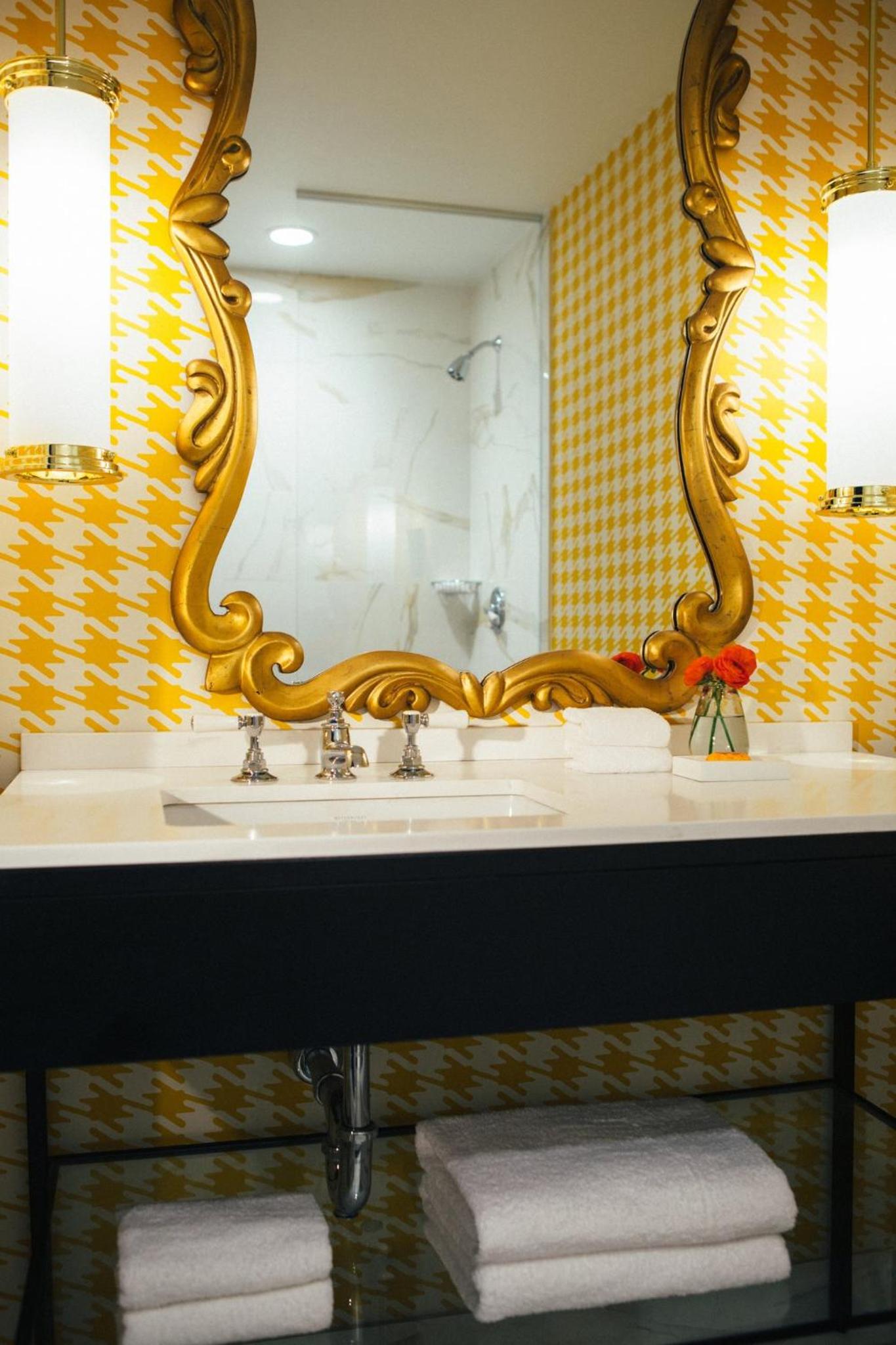 Queen Room with Two Queen Beds photo 2