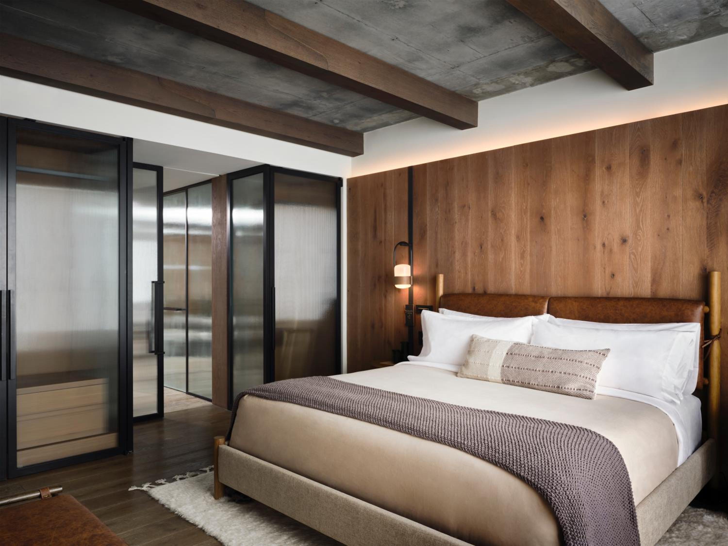Deluxe King Suite - Photo 6