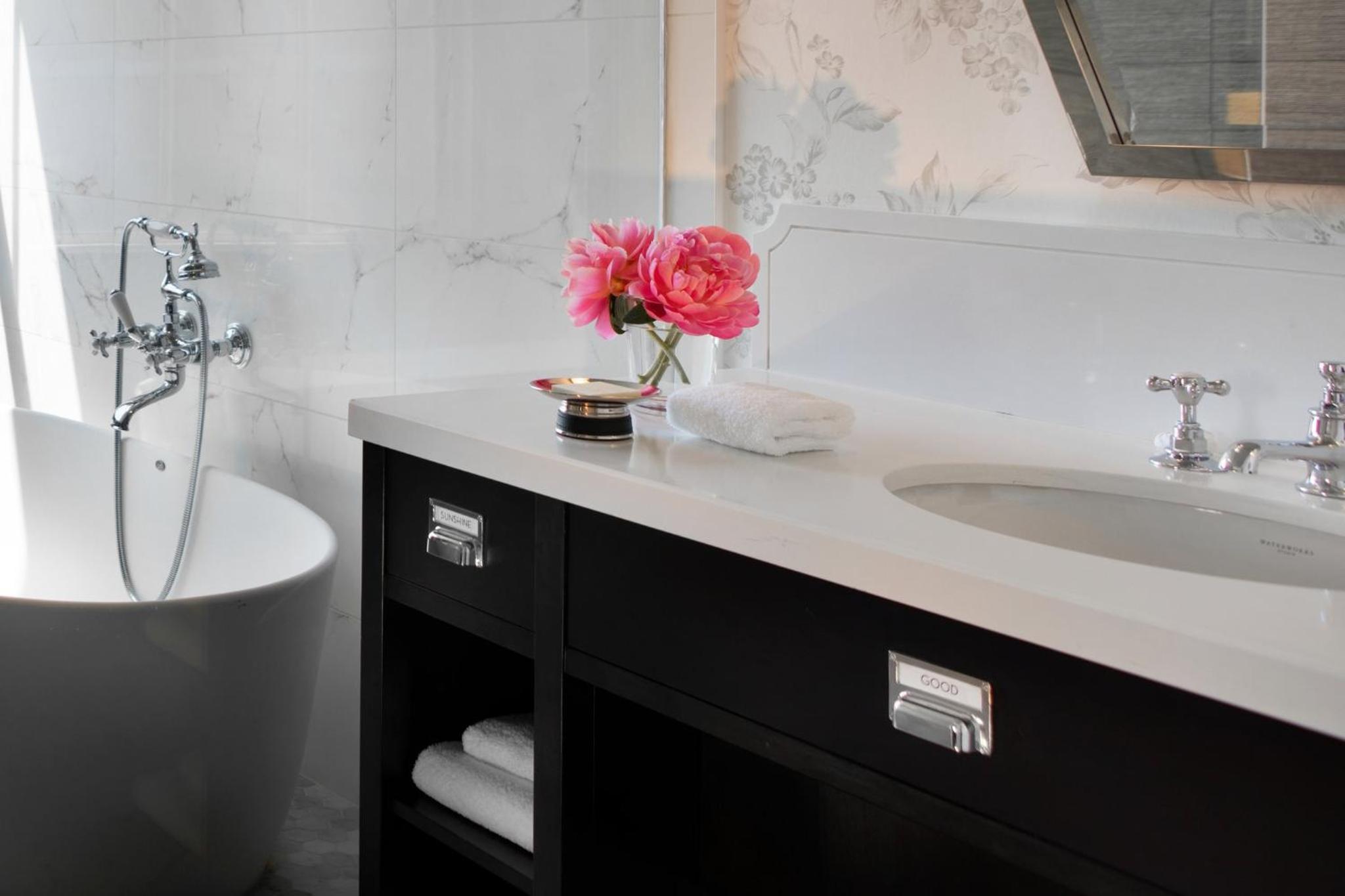 King Room with Mobility Accessible Tub and Roll-In Shower photo 2