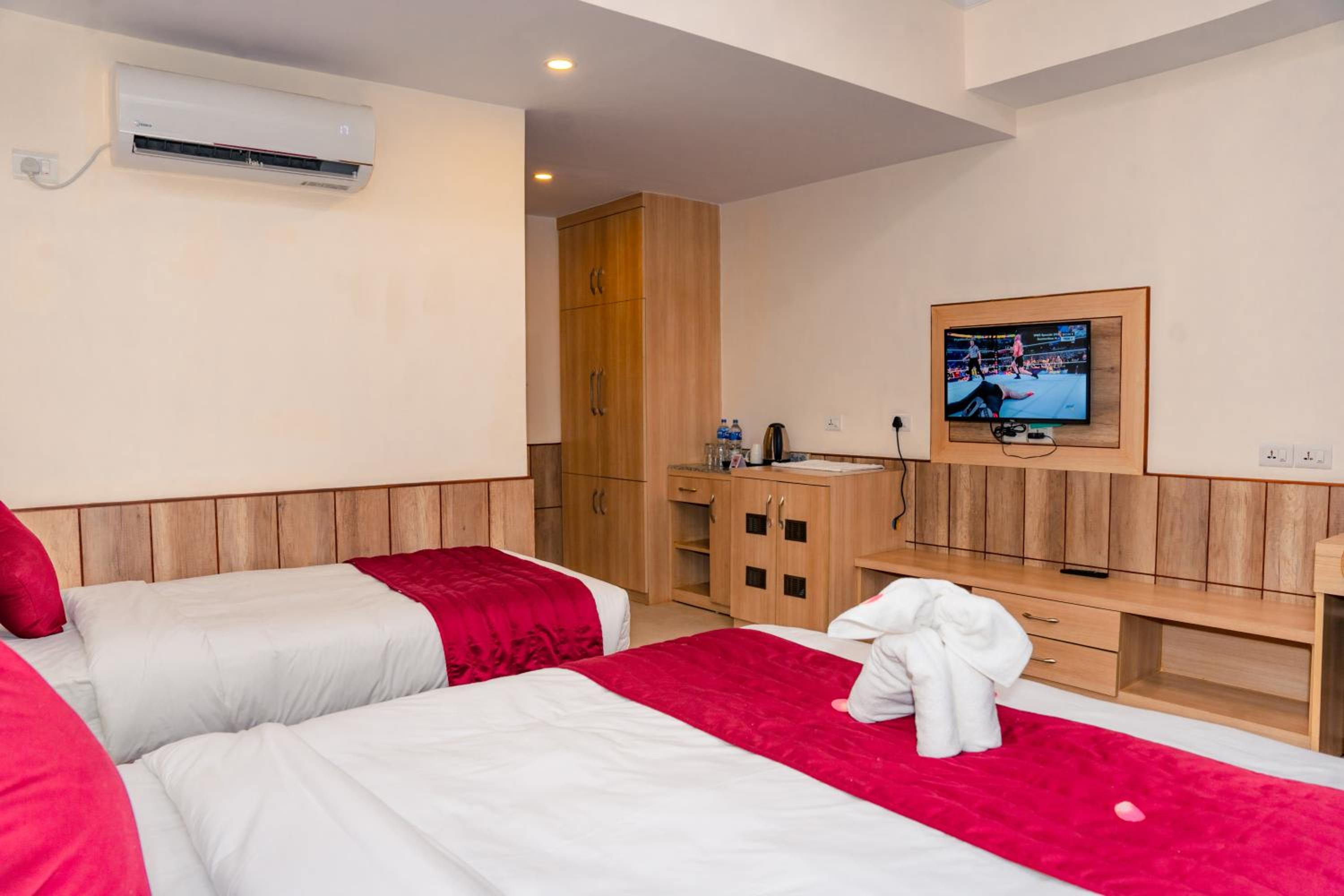  Deluxe Triple Or Family Room With Mountain And City View 