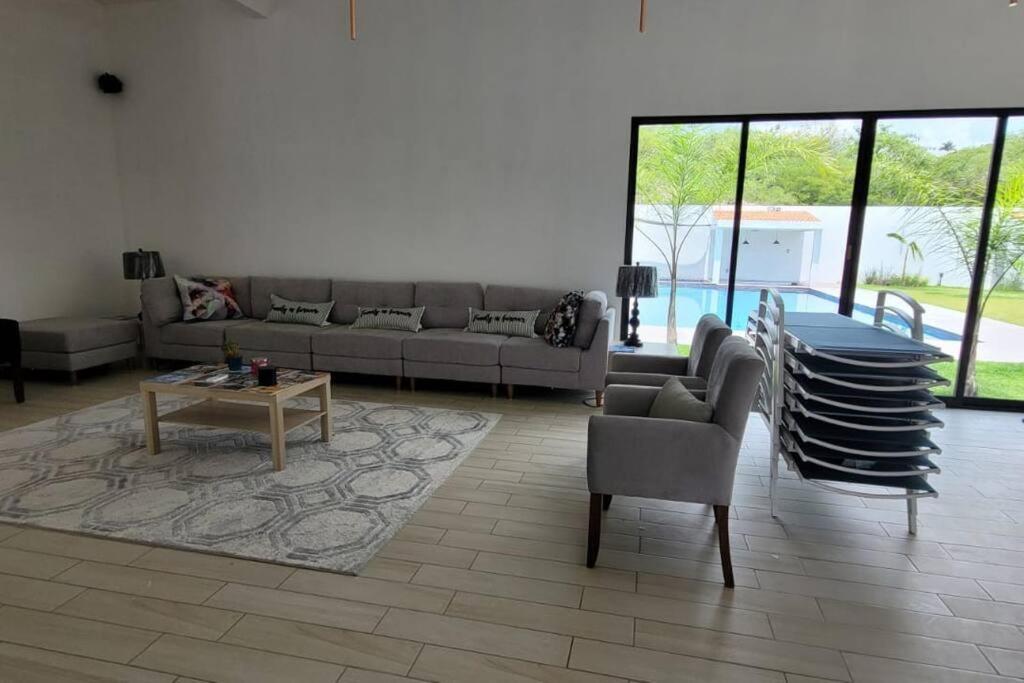 Five-Bedroom House photo 1