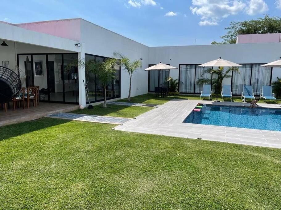 Five-Bedroom House photo 3