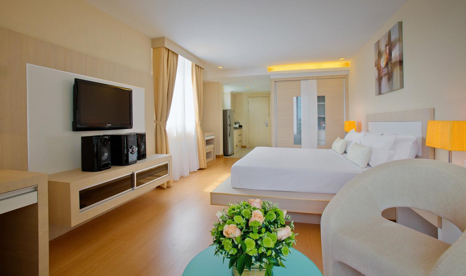Deluxe King Room - Photo 2
