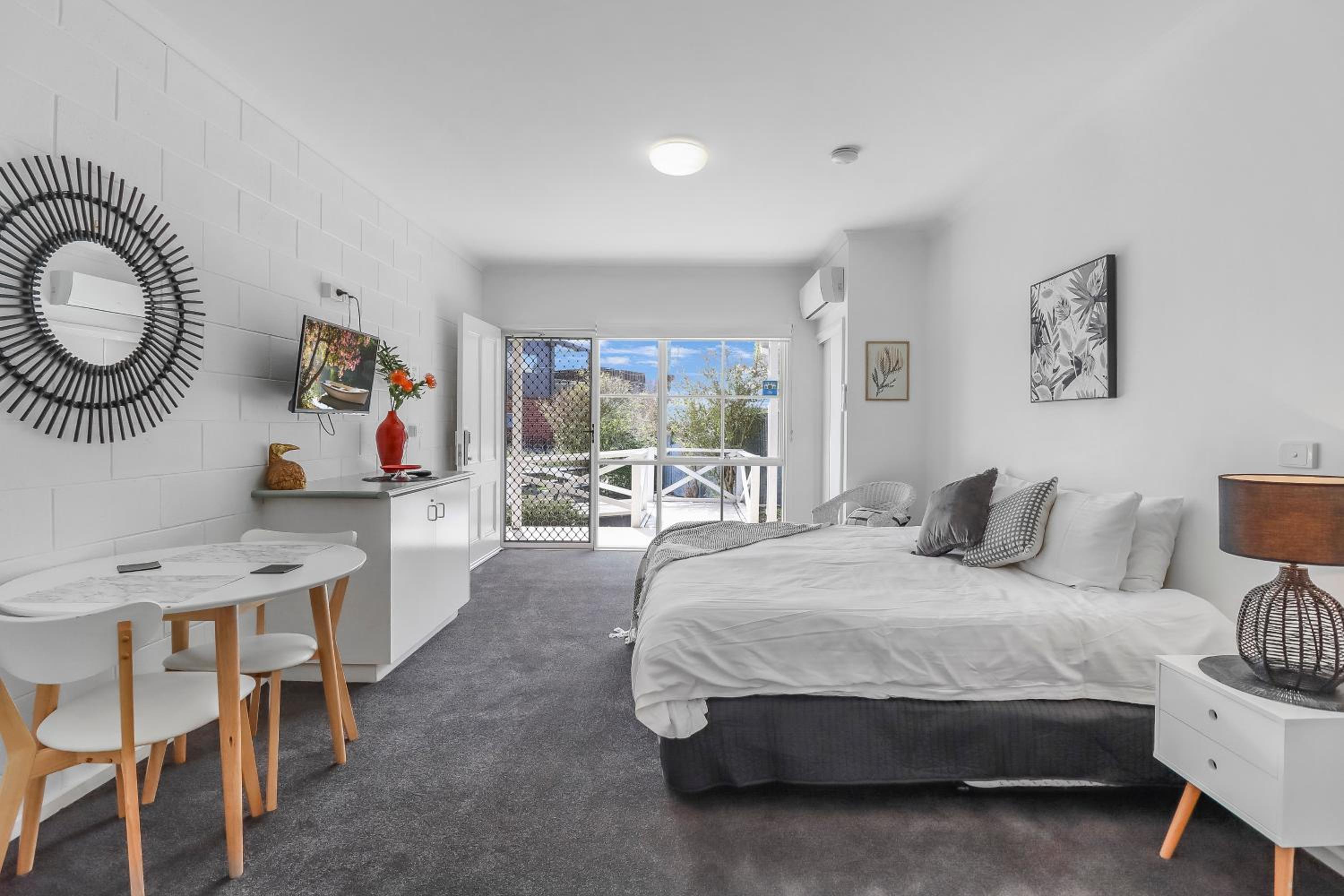 Studio Apartment photo 2