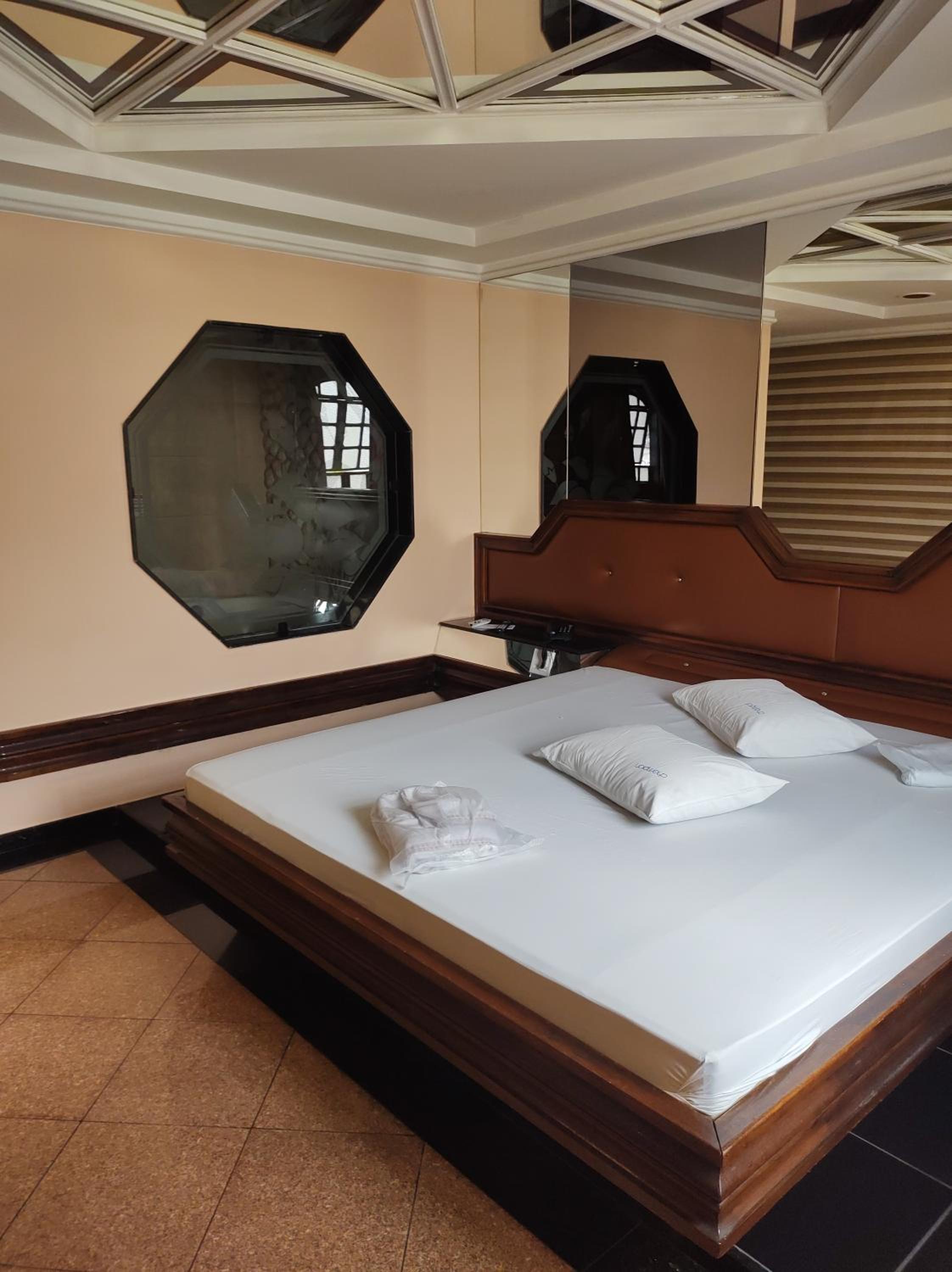 Suite - Photo 1