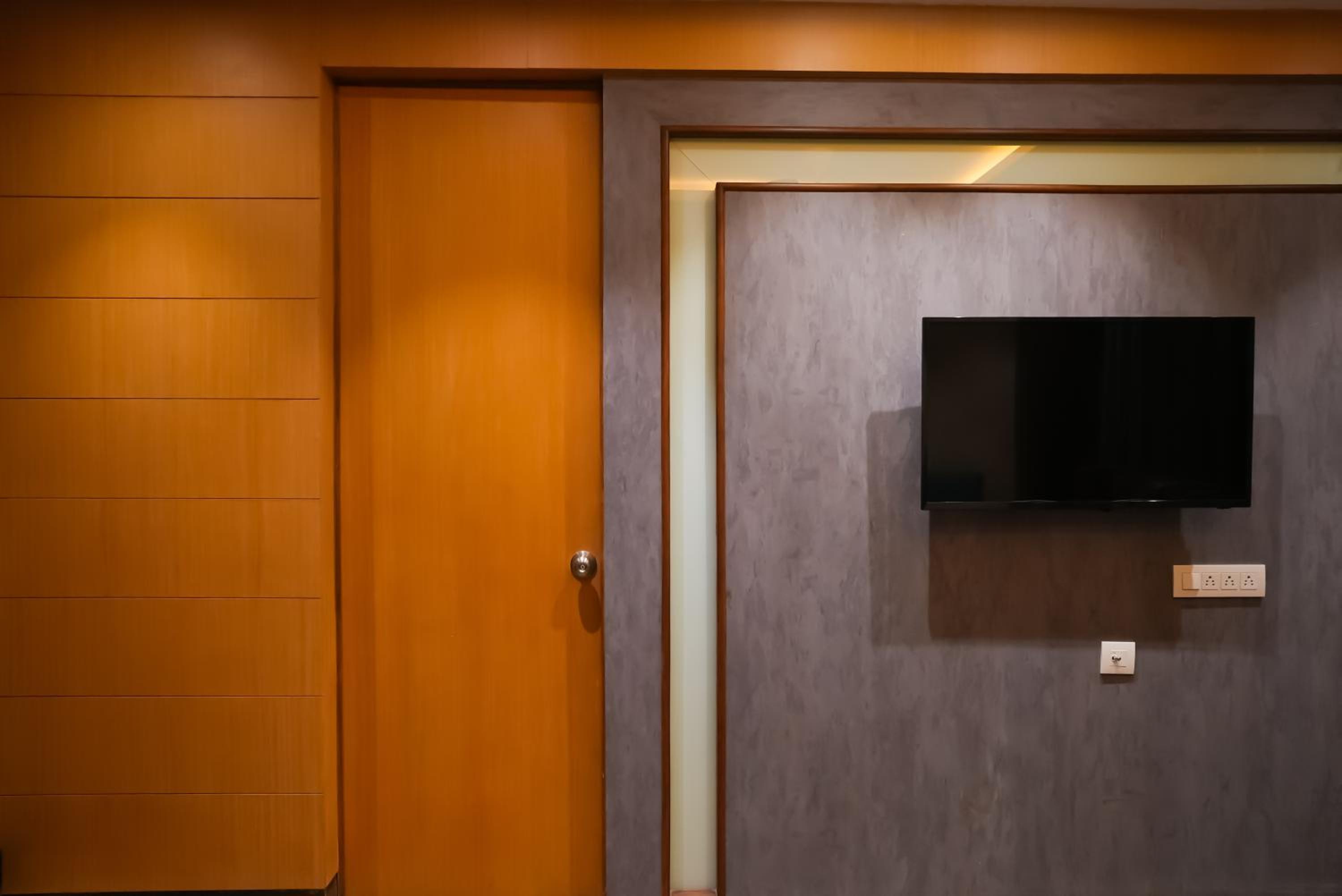 Deluxe King Suite - Photo 2