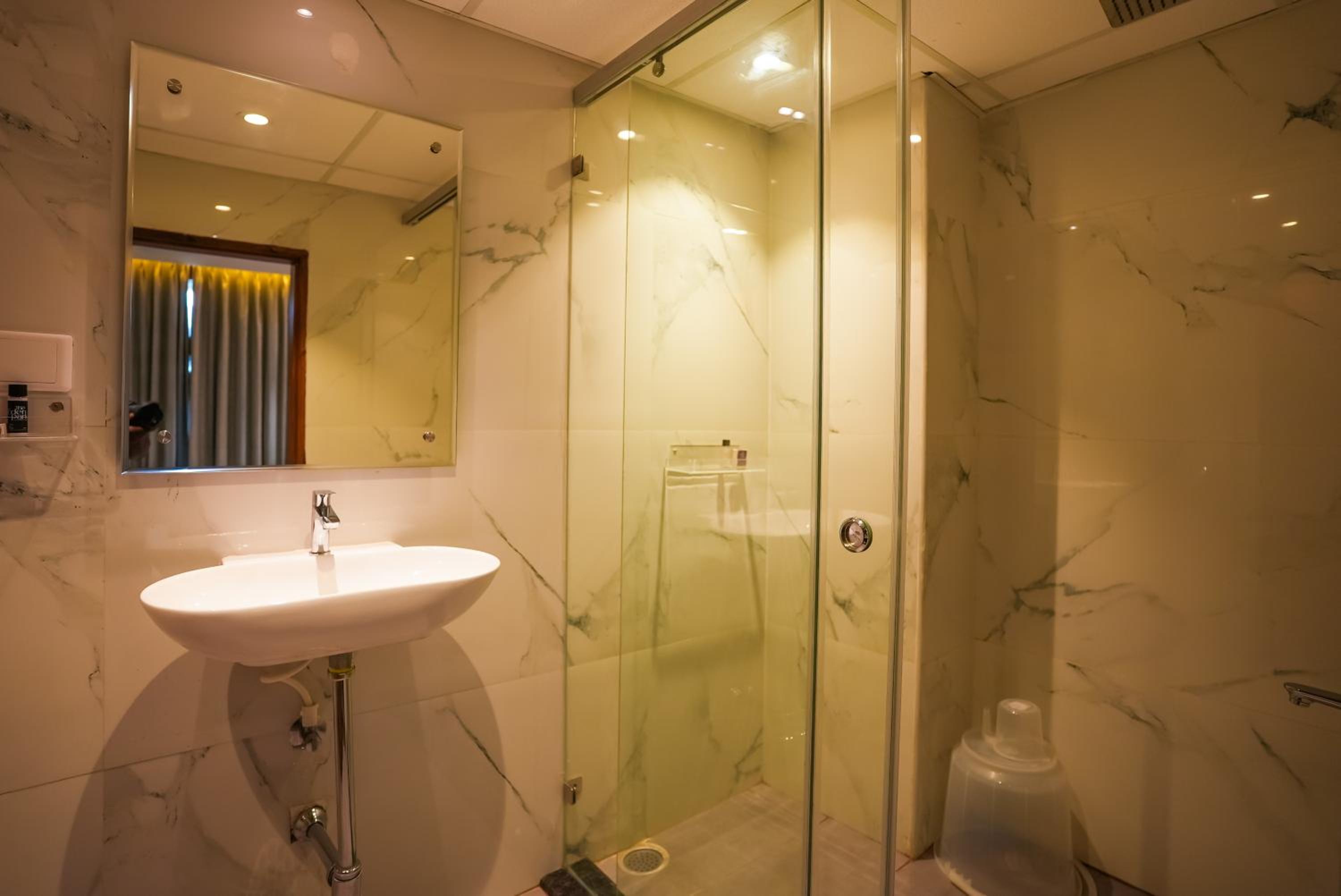 Deluxe King Suite - Photo 8