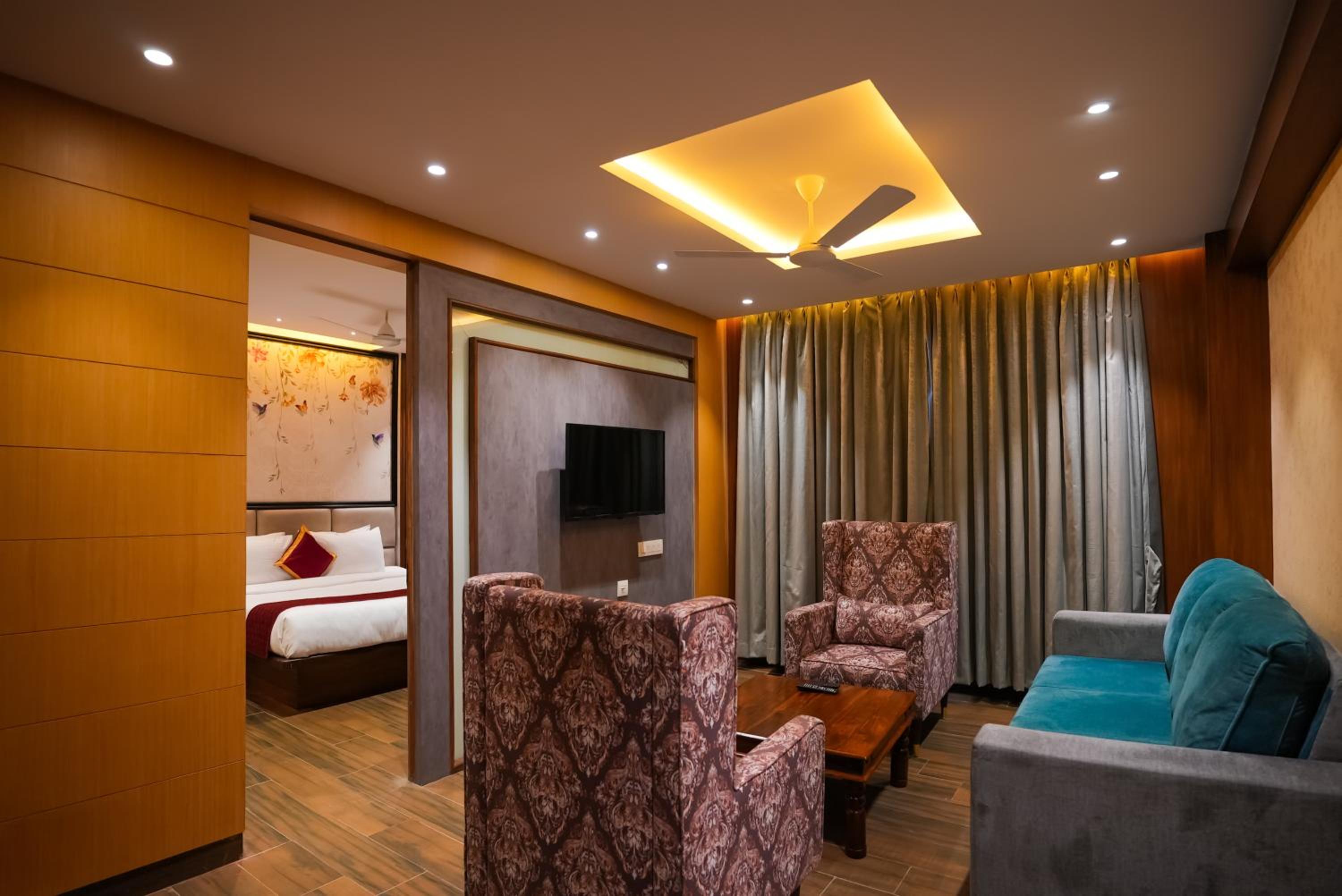Deluxe King Suite - Photo 10