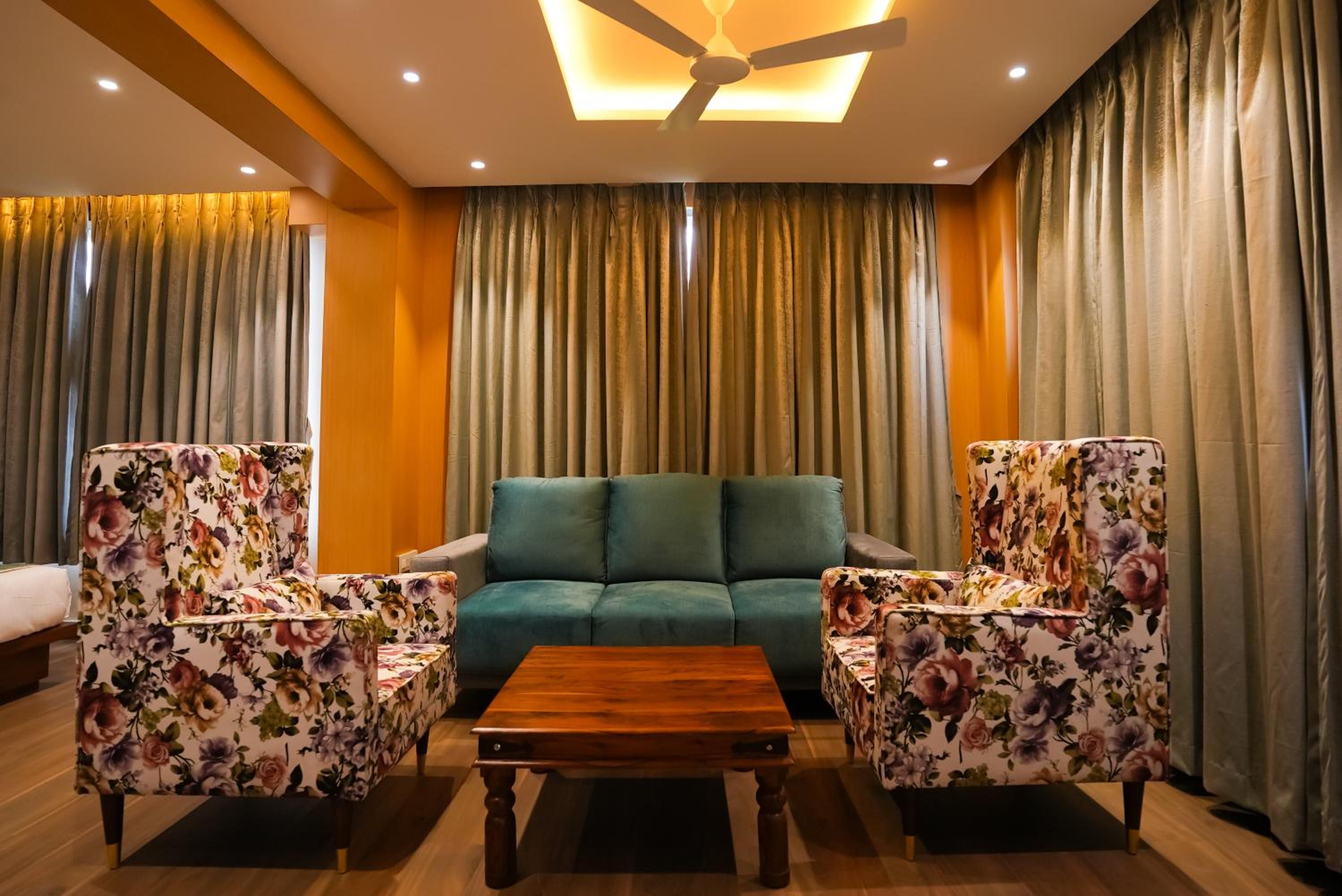 Deluxe King Suite - Photo 9