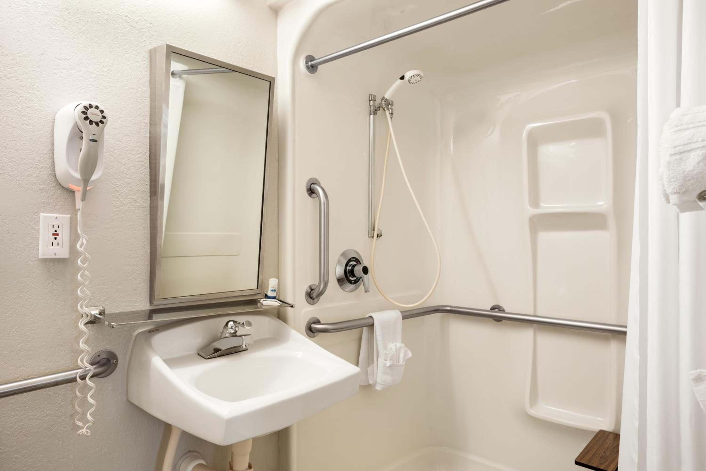 Queen Room - Disability Access - Non-Smoking - Photo 2