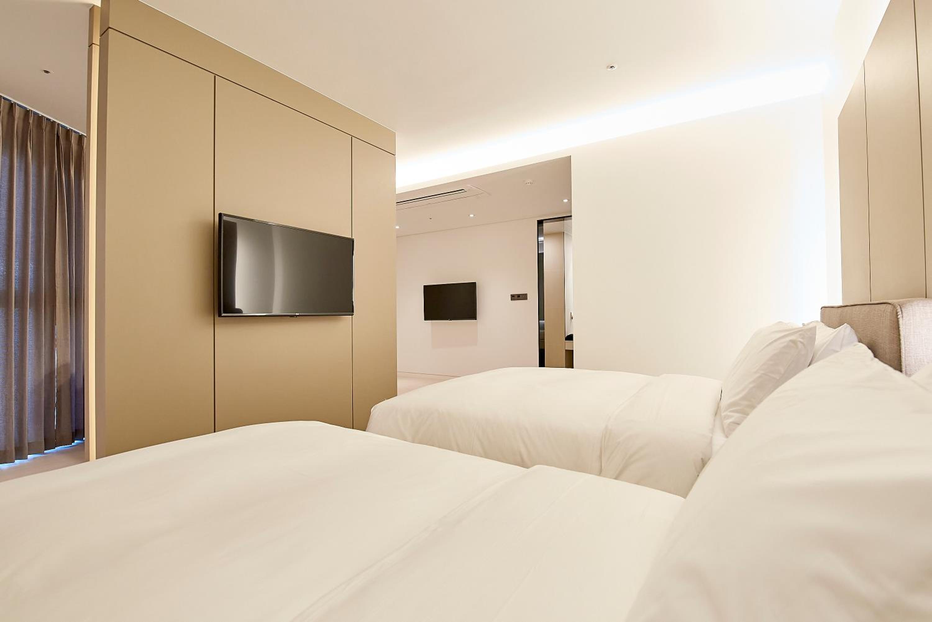 Deluxe Family Room - Photo 1