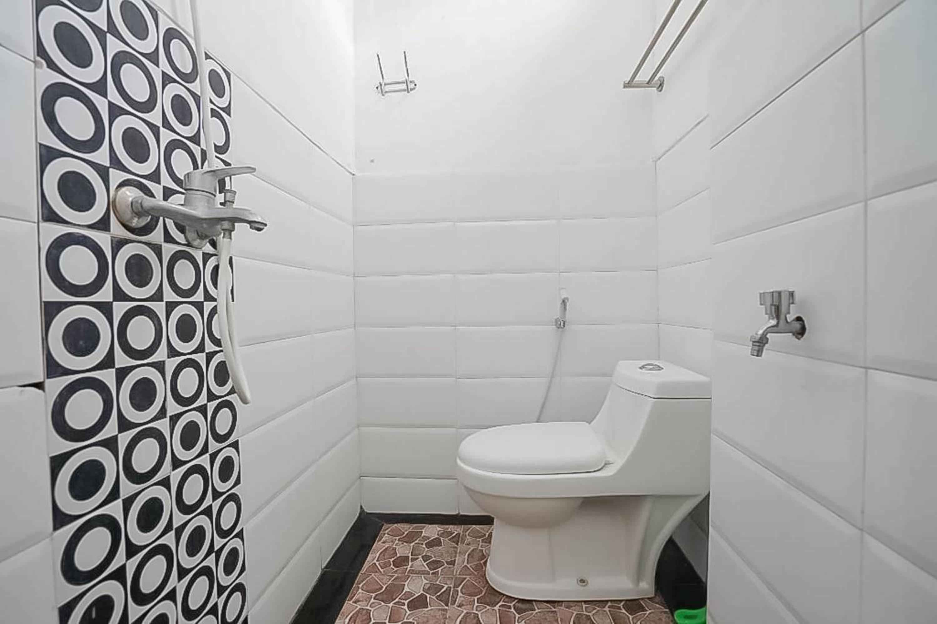 Standard Twin Room - Photo 4