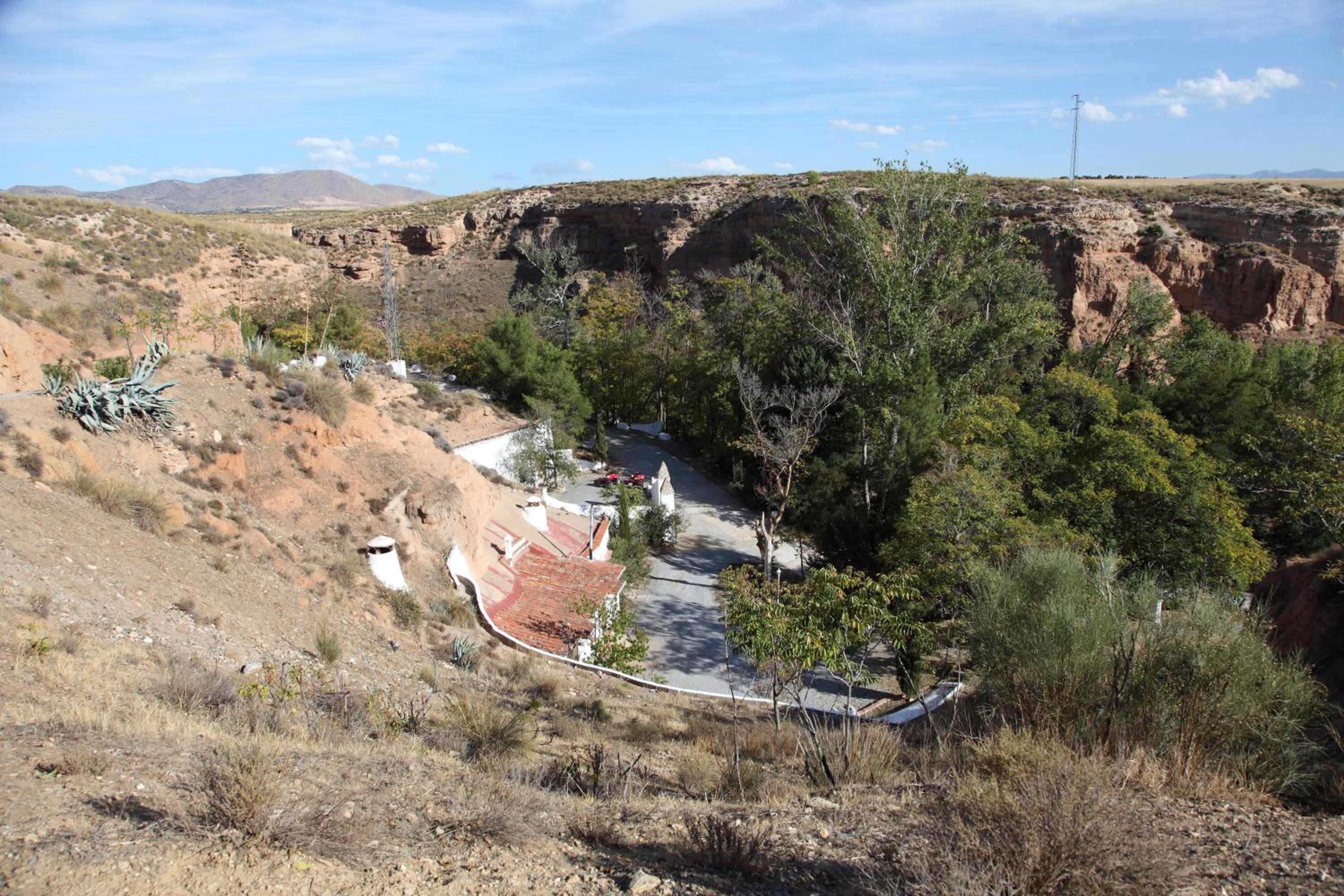 Superior Cave with Hot tub - Photo 11