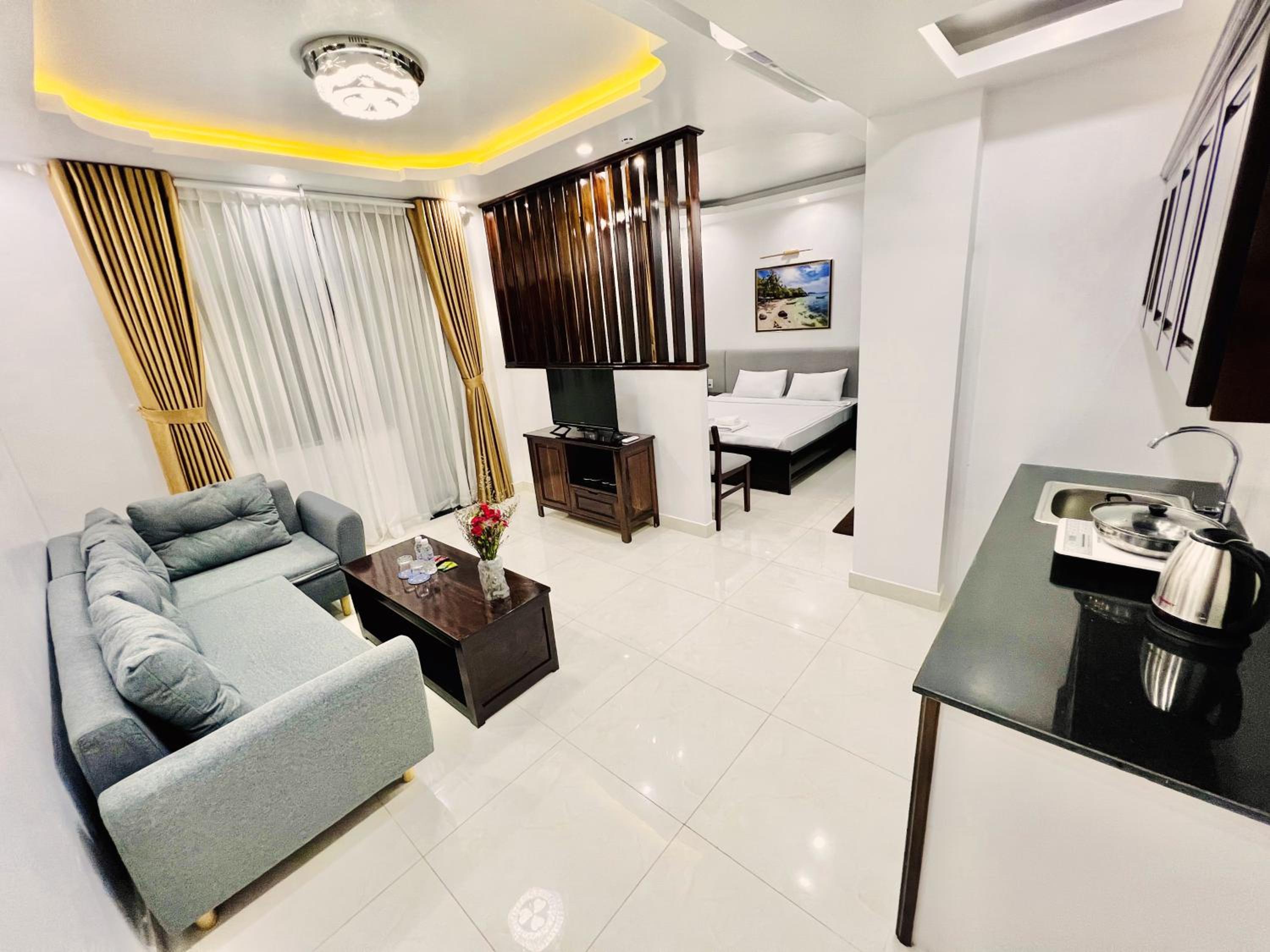 Apartment with Balcony - Photo 3