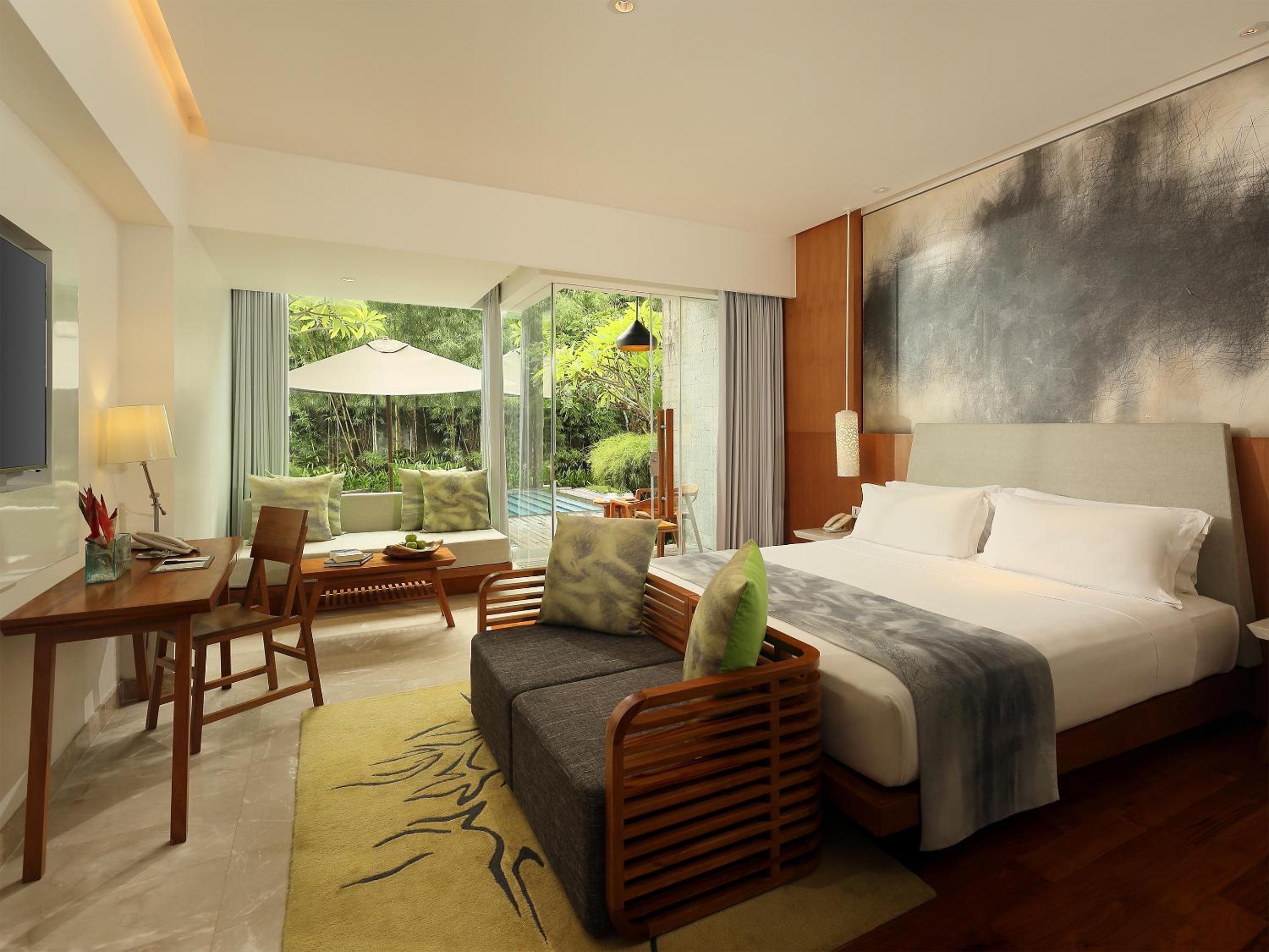 Wonderful Pool Access with King Bed