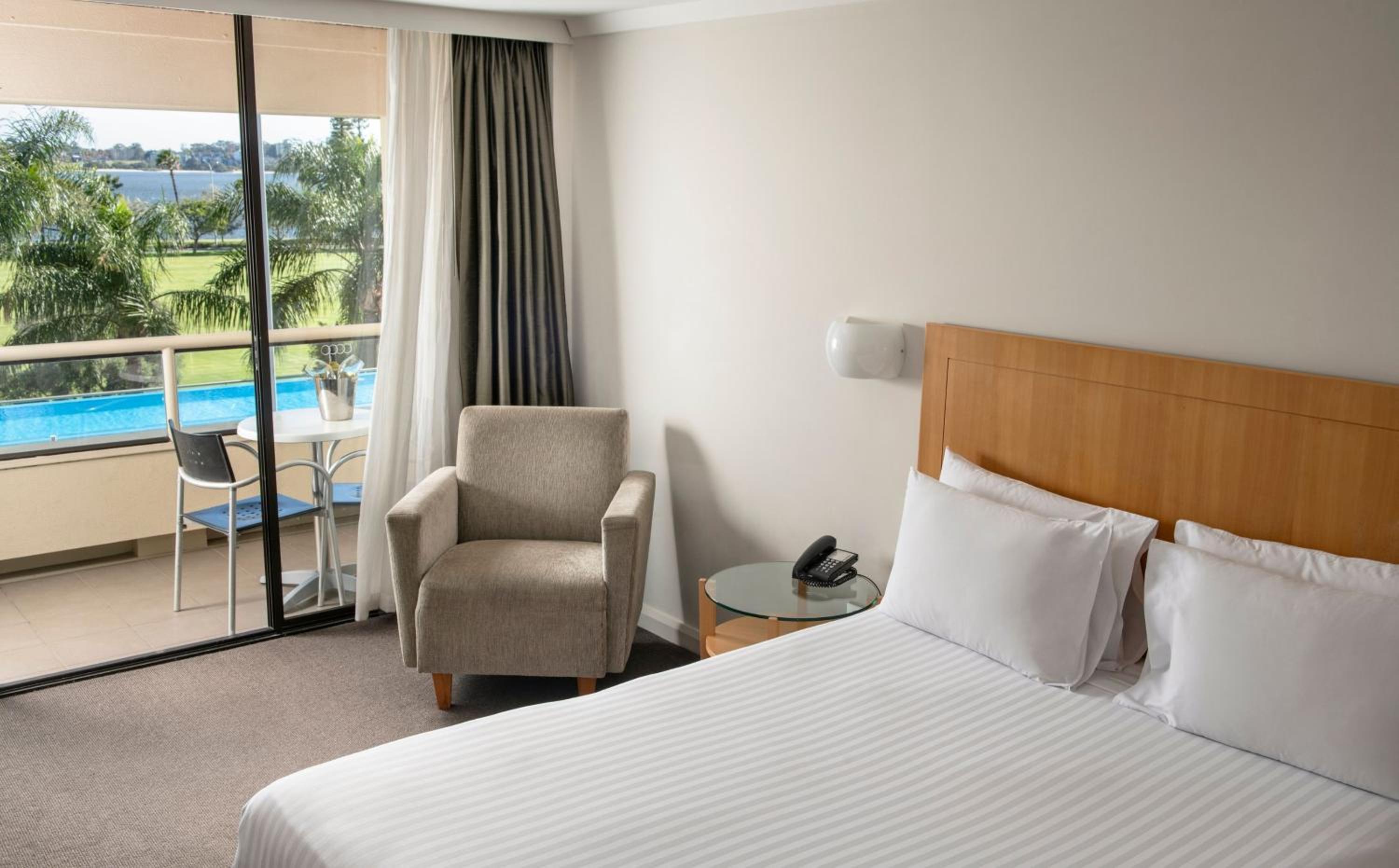 Premium Queen Room with Balcony and River View - Photo 5