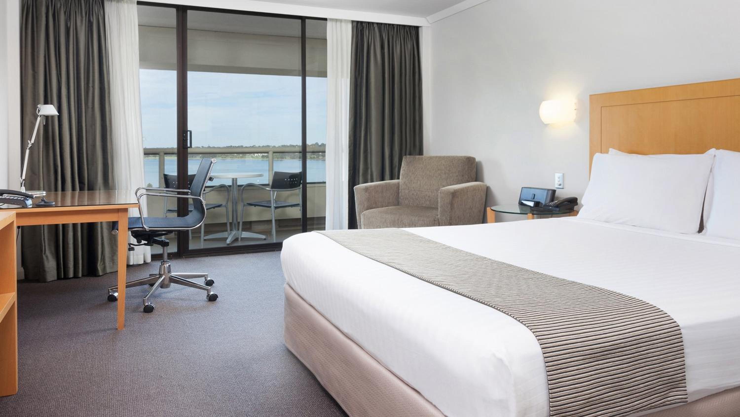 Premium Queen Room with Balcony and River View - High Floor - Photo 5