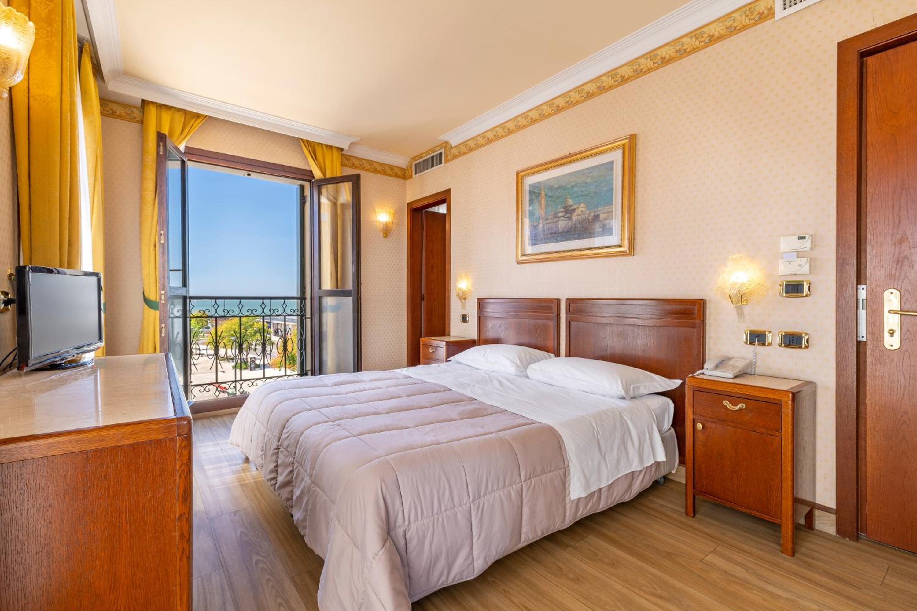 Double Room with Side Lagoon View - Photo 1