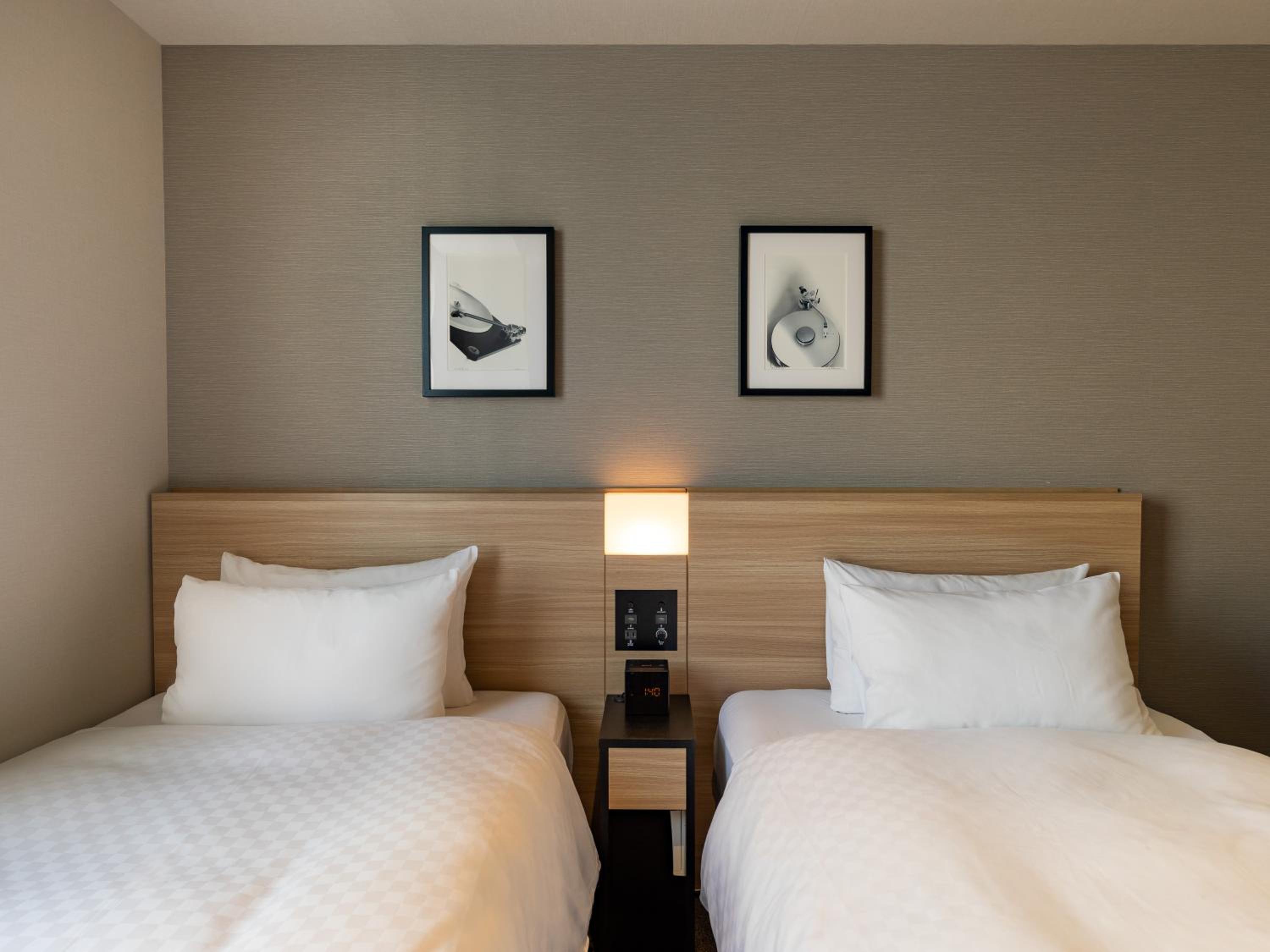 Superior Twin Room thumbnail 5