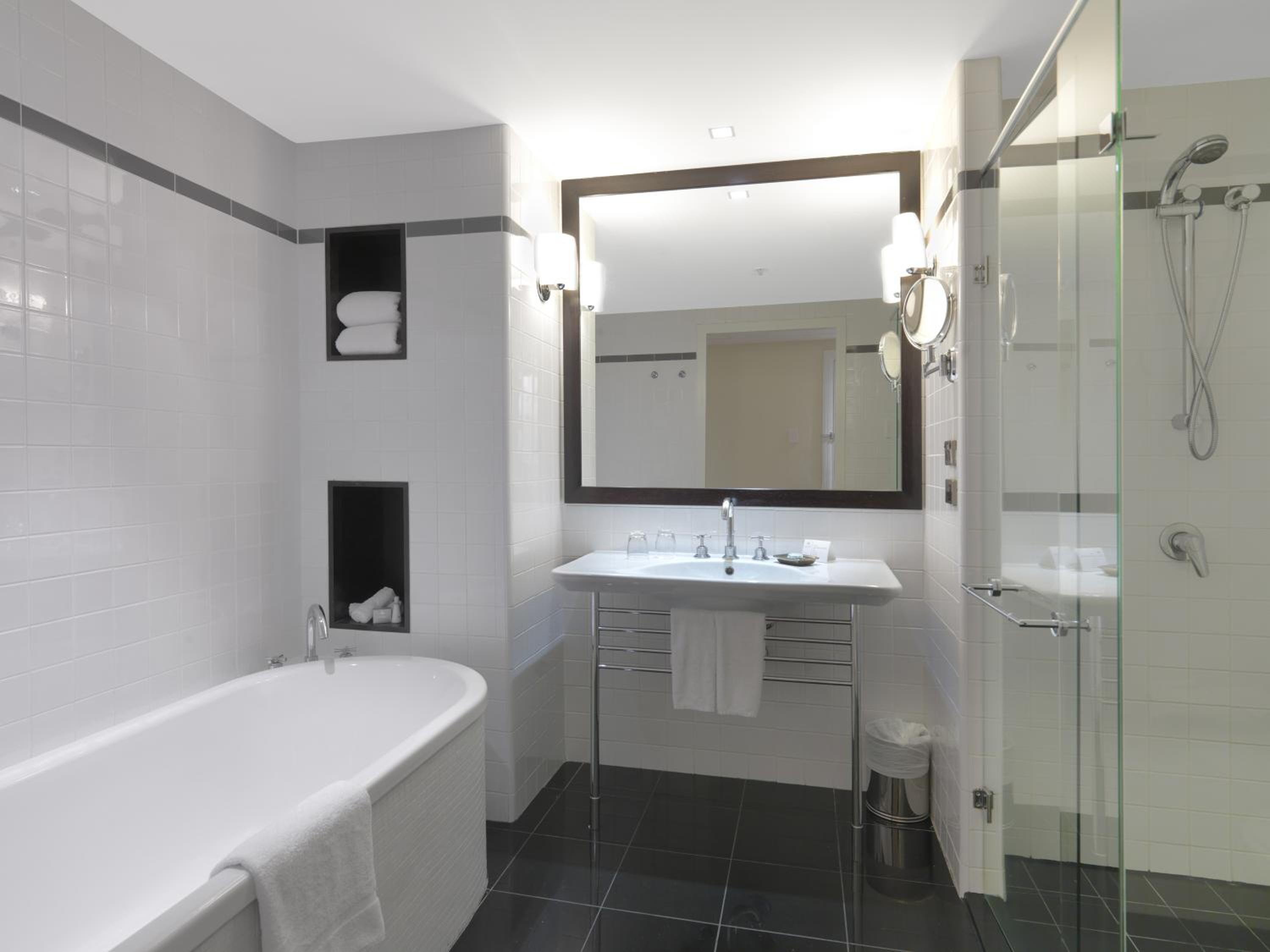 Deluxe King Room - Photo 3