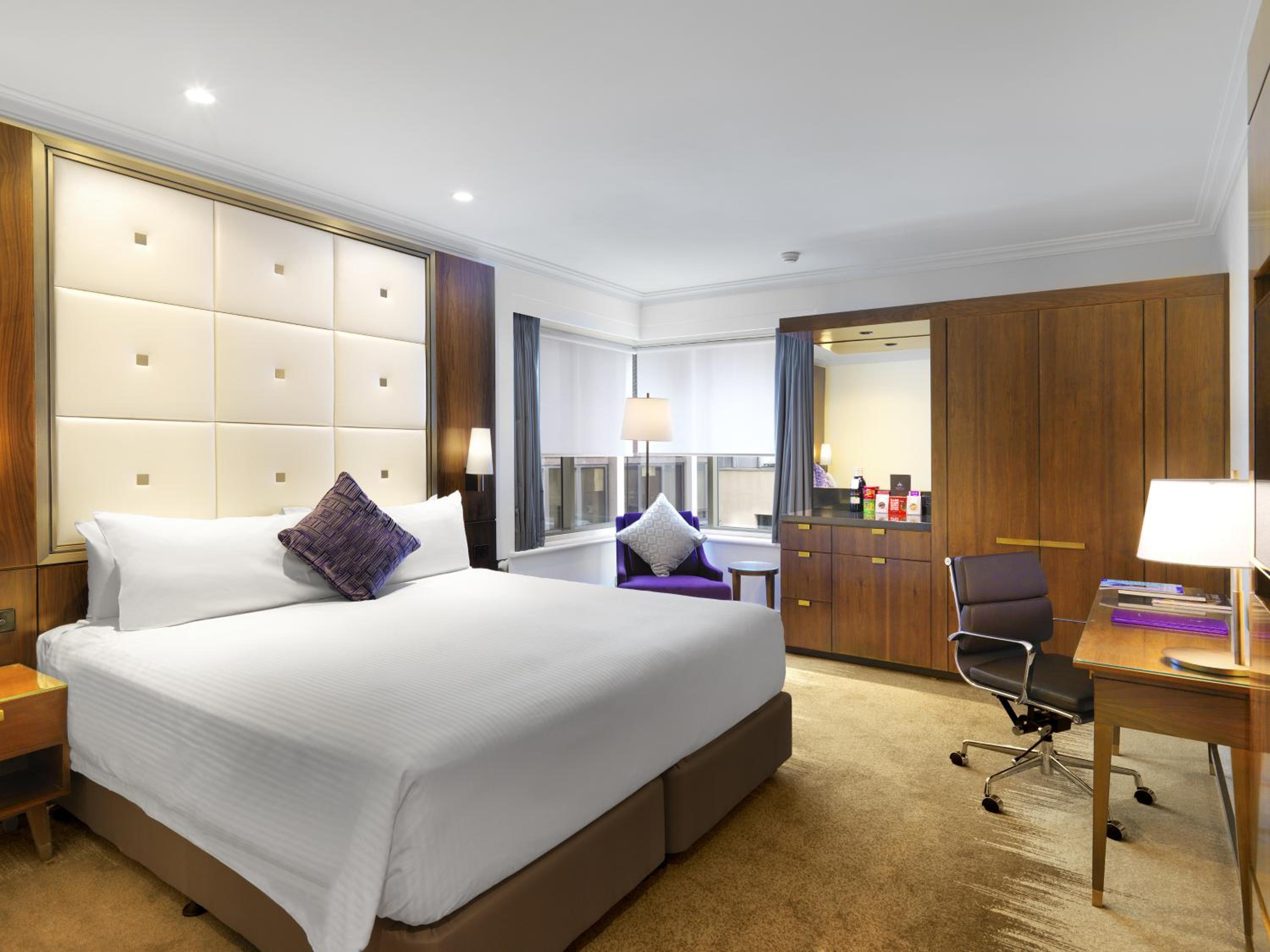 Deluxe Corner King Room - Photo 3