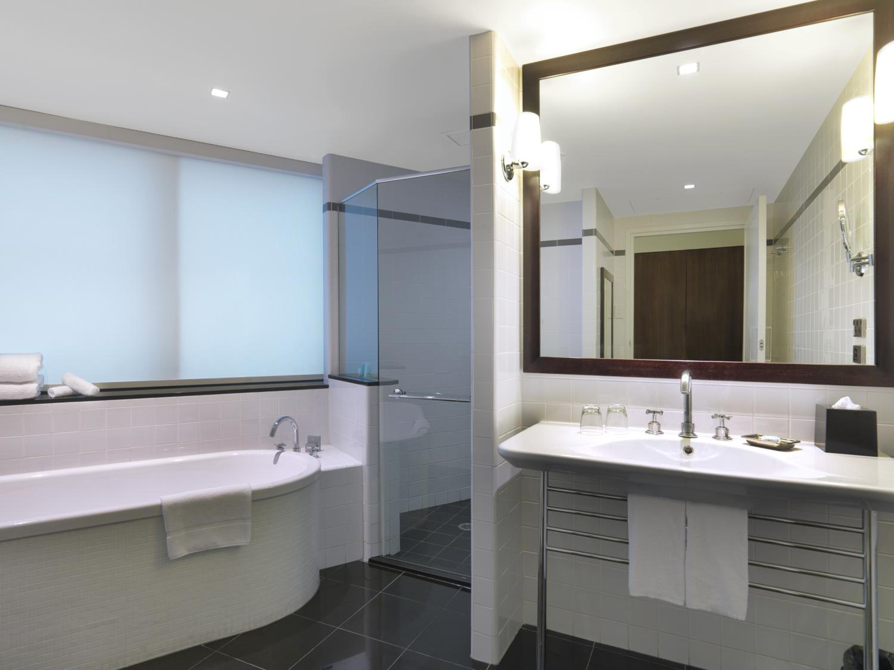 Deluxe Park Suite - Photo 7